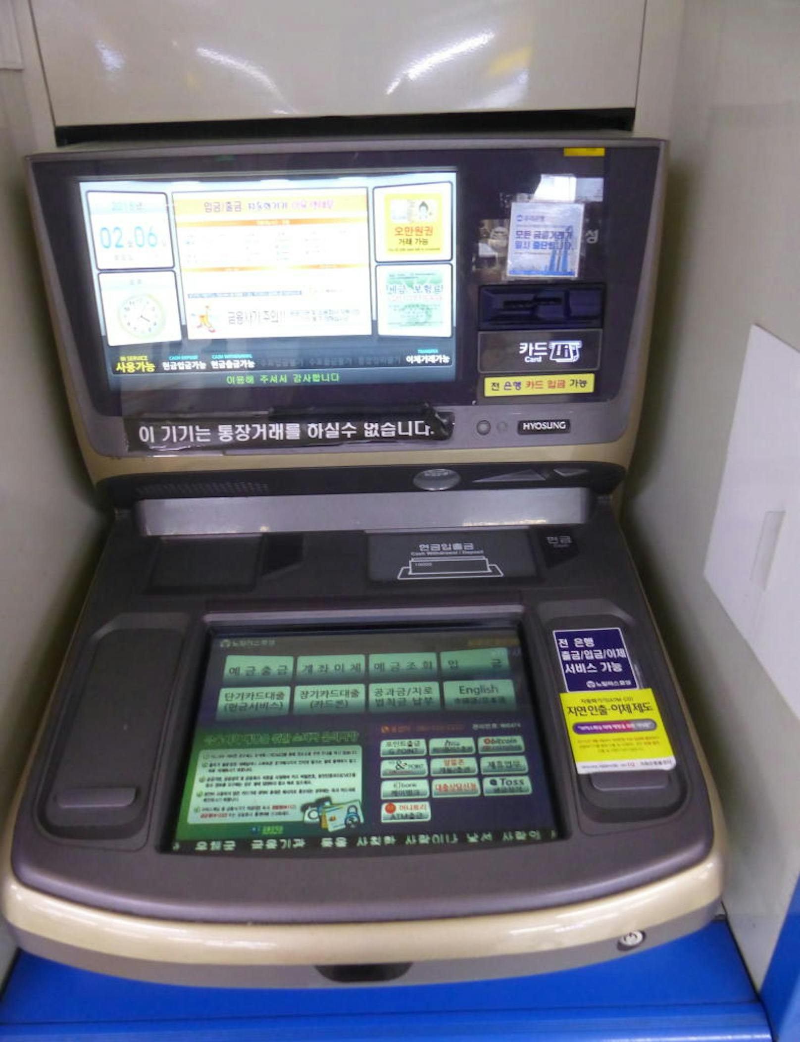 Ein Härtetest für alle Touristen: der Bankomat. Welcher Knopf ist der Richtige?
