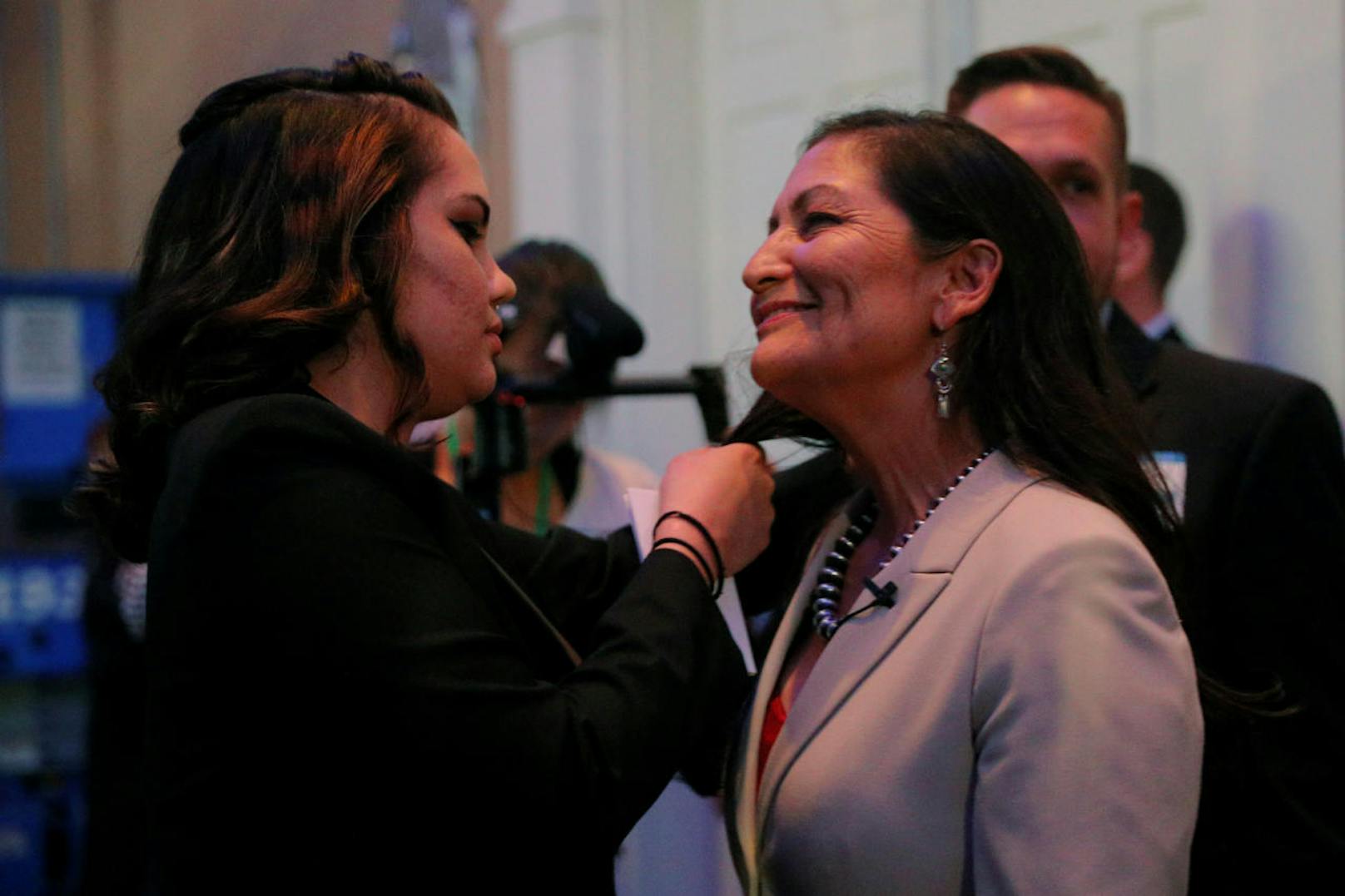 Die Demokratin Deb Haaland (r.) gewann die Wahl in ihrem Wahlbezirk in New Mexiko und zieht als erste amerikanische Ureinwohnerin in den US-Kongress ein.