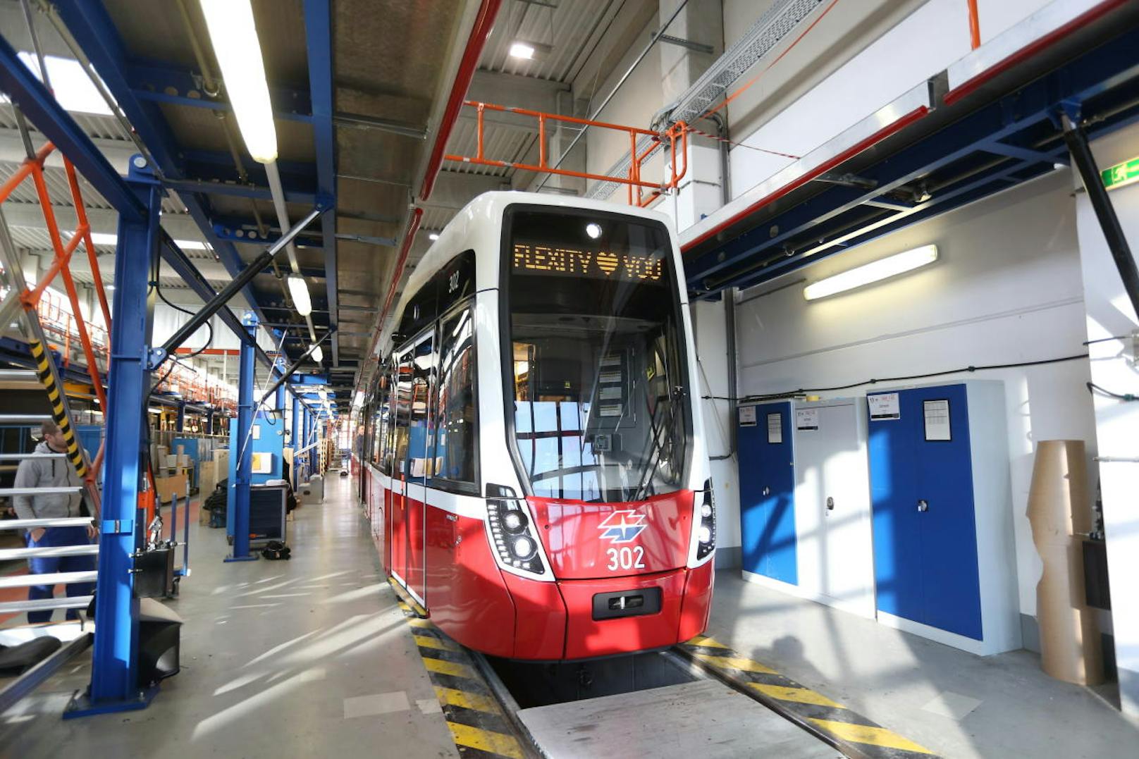 Ab Ende 2018 wird die Straßenbahn in Wien ihre Kurven drehen. Bei einer Gesamtlänge von 34 Metern bietet der Zug Platz für 211 Fahrgäste. Darin inkludiert sind zwei Rollstuhlplätze und insgesamt 62 Sitzplätze.