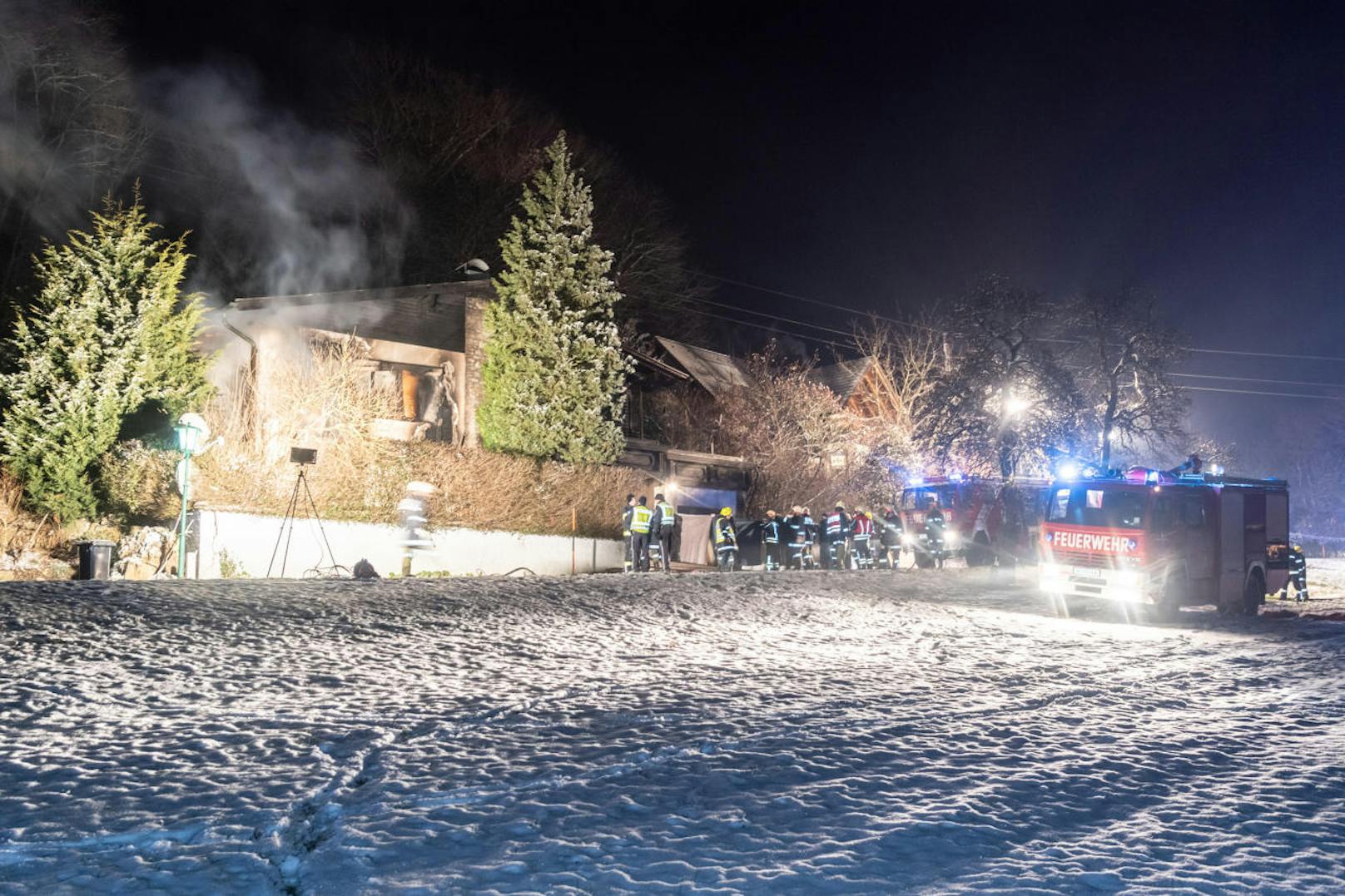 In einem Einfamilienhaus in Bad Kreuzen (Bezirk Perg) ist am 16. Dezember 2018 kurz nach Mitternacht aus bisher unbekannter Ursache Feuer ausgebrochen. Die Einsatzkräfte von 8 Feuerwehren rückten an.