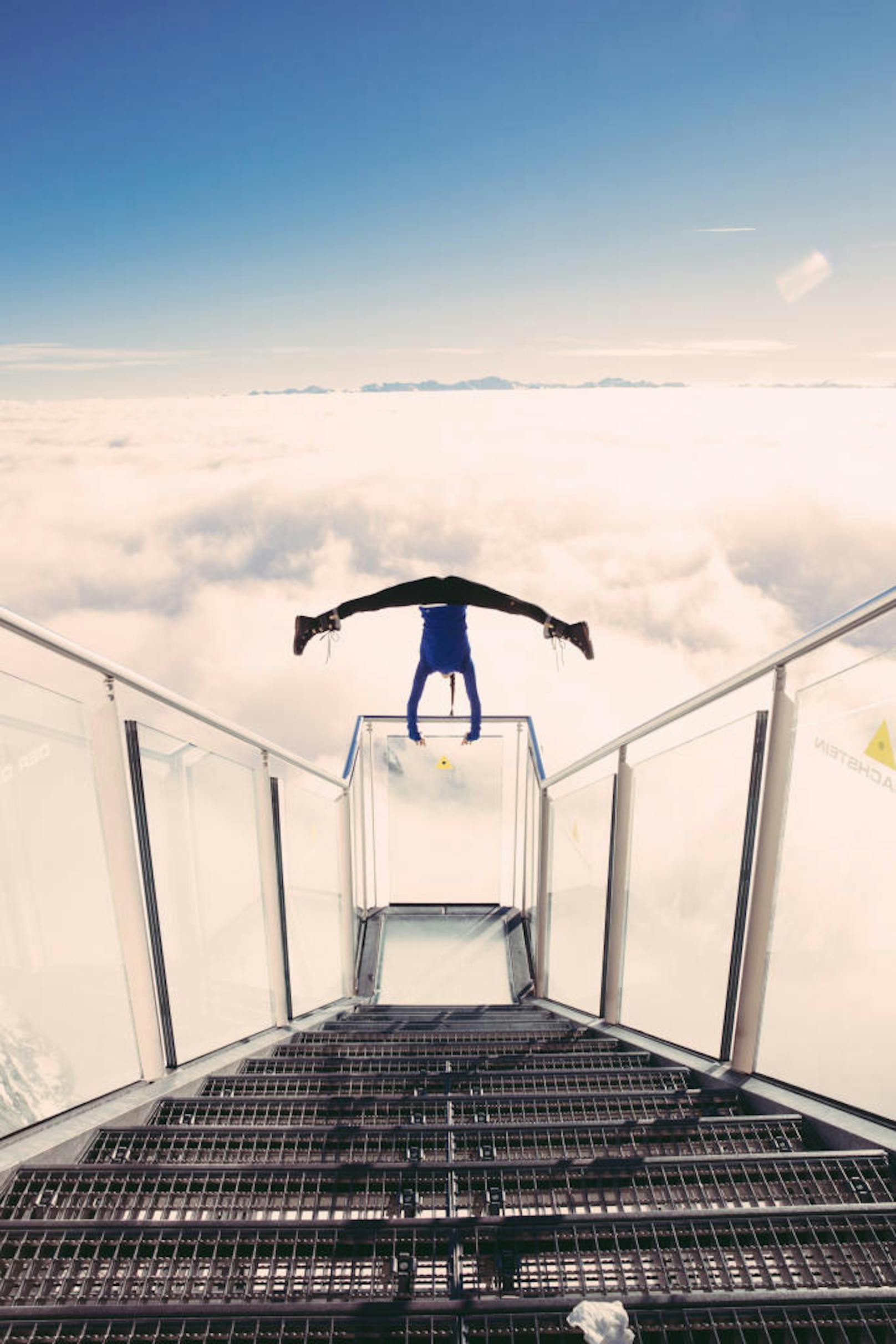 Stefanie Millinger am Skywalk Dachstein.