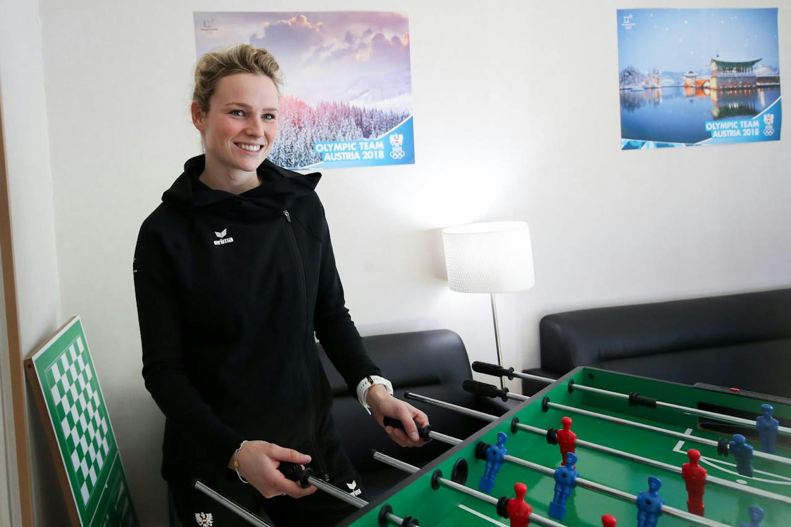 Slalom-Hoffnung Bernadette Schild vertreibt sich die Zeit mit Tischfußball.