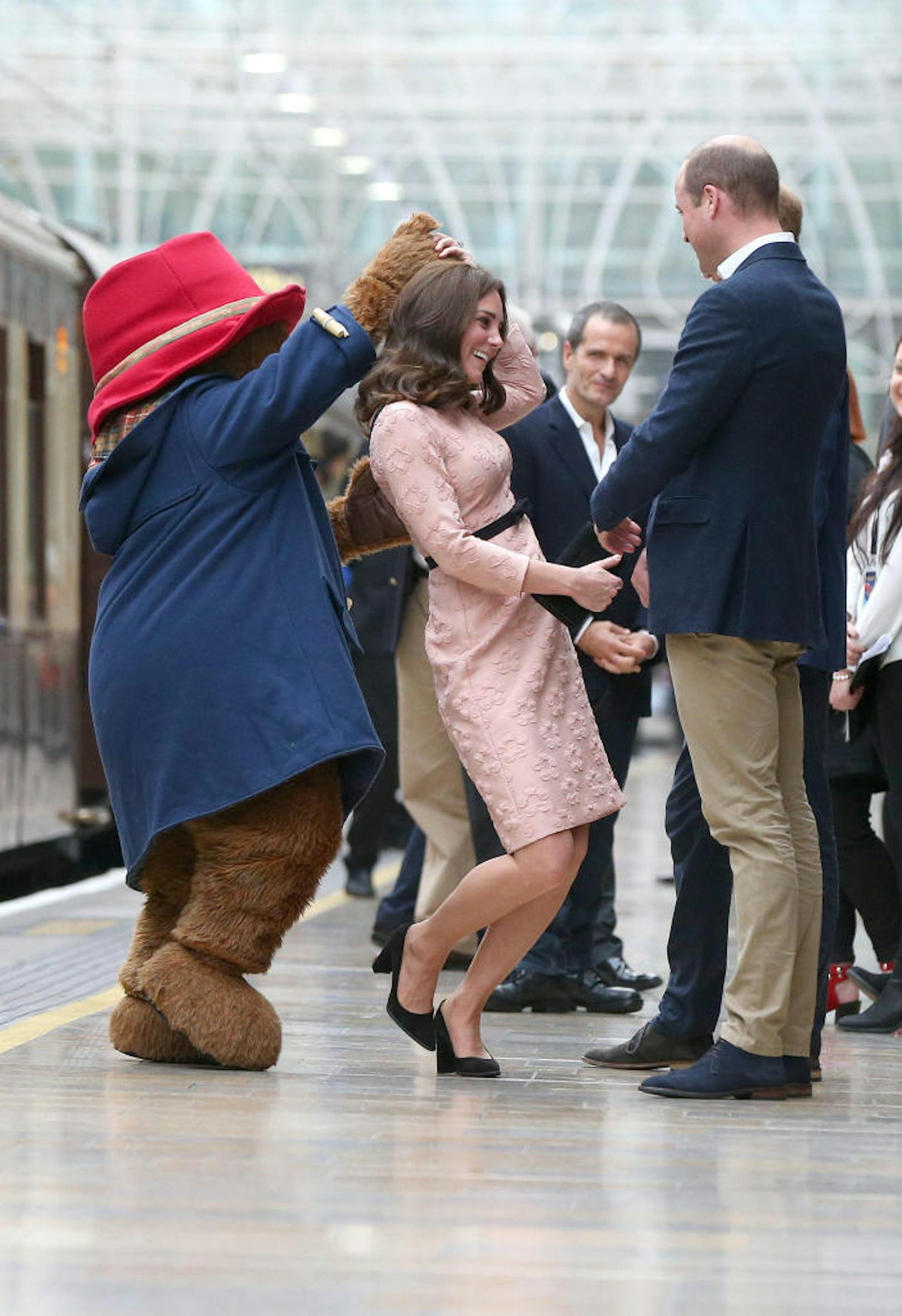 Herzogin Kate und Prinz William treffen den Paddington-Bär