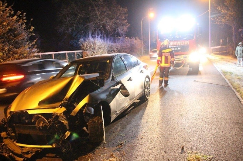 Die Feuerwehr bei der Fahrzeugbergung.