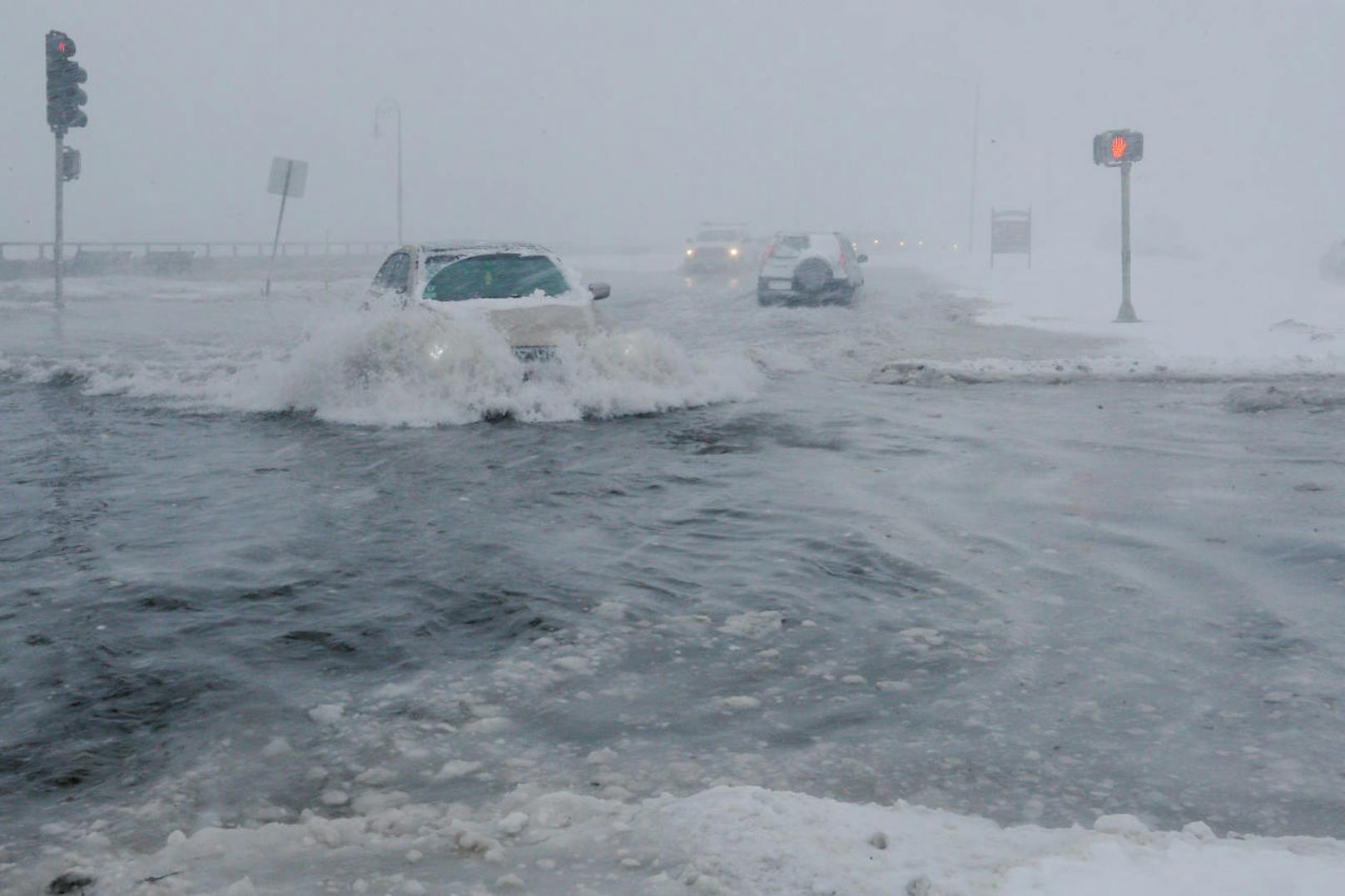 Neben Schneemassen haben die Menschen in Lynn (Massachusetts) auch mit Überschwemmungen zu kämpfen.