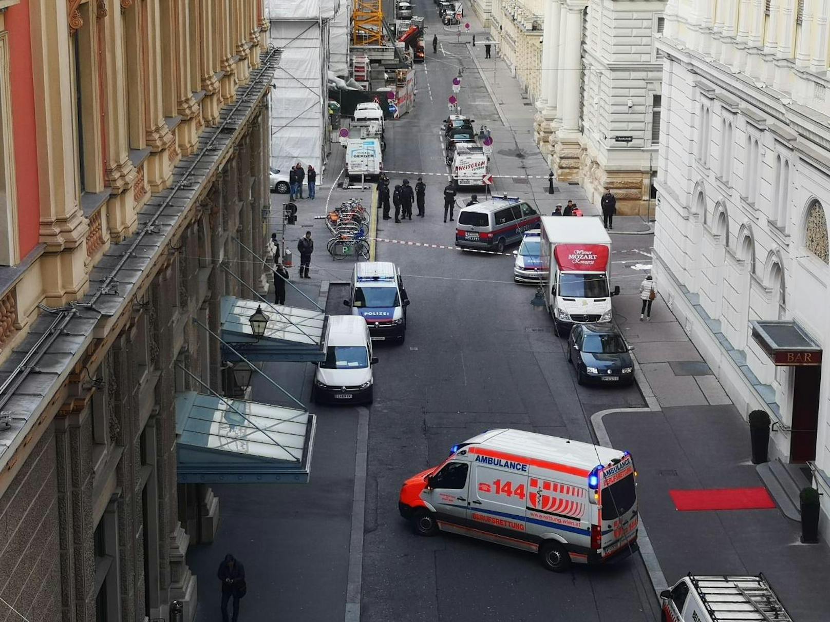 In der Wiener Innenstadt kam es zu einem Bankraub. Ein Security-Mitarbeiter wurde angeschossen und schwer verletzt. Der Täter flüchtete mit einem Fahrrad.  
