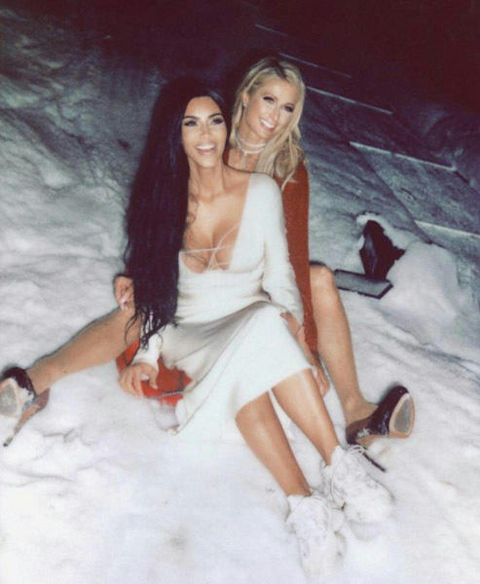 02.01.2018: Kleid und High Heels zum Bobfahren? Nun, es gibt sichere bessere Bekleidung für den Wintersport, aber wahrscheinlich ist die Idee zum Rodeln ganz spontan bei einer Feier entstanden. Viel wichtiger: Paris Hilton und Kim Kardashian vertragen sich wieder. Schön, oder?