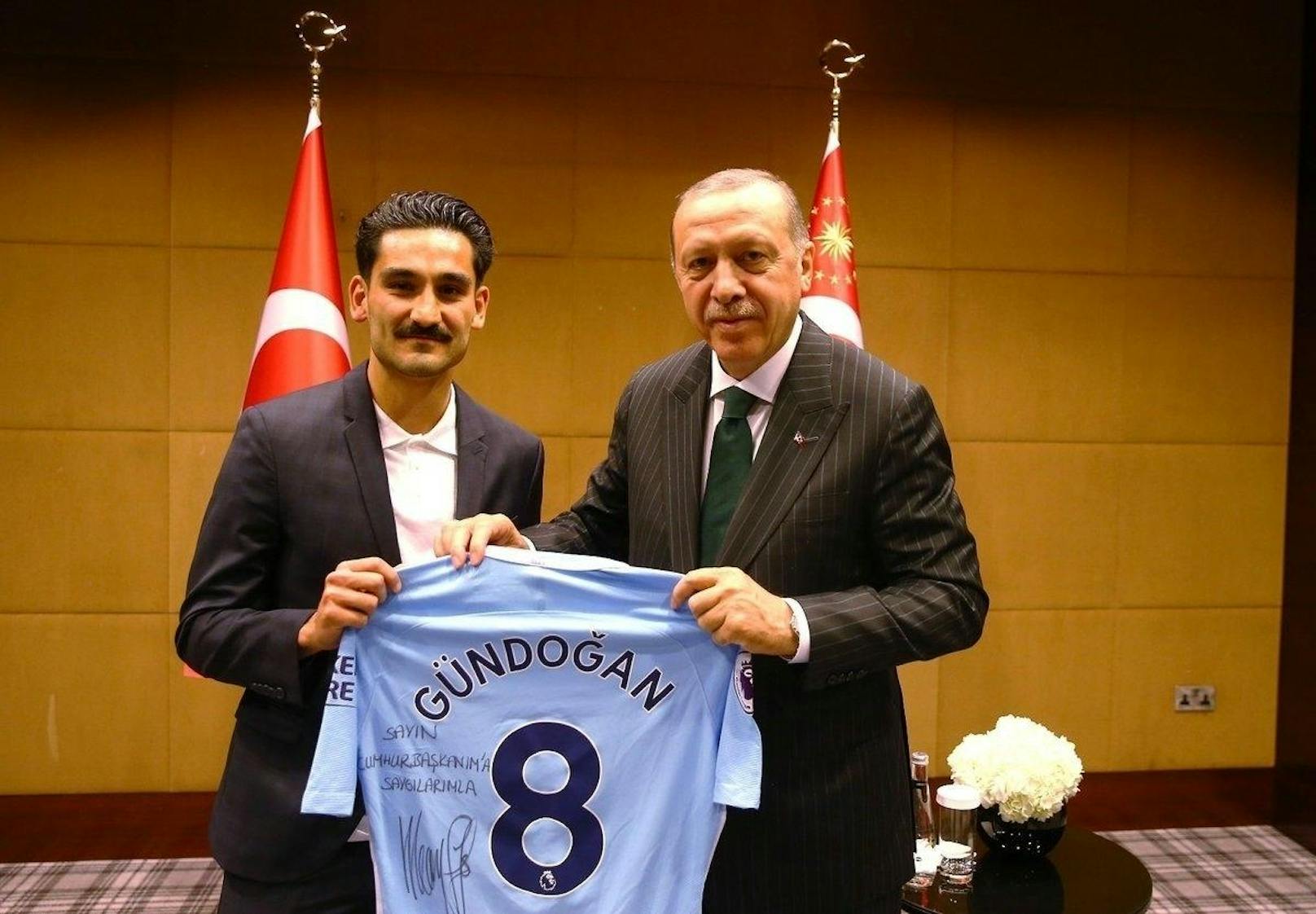 Auch Gündogan überreicht dem Staatsoberhaupt ein Trikot seines Clubs Manchester City, worauf er "Mit Respekt für meinen Präsidenten" geschrieben hat.