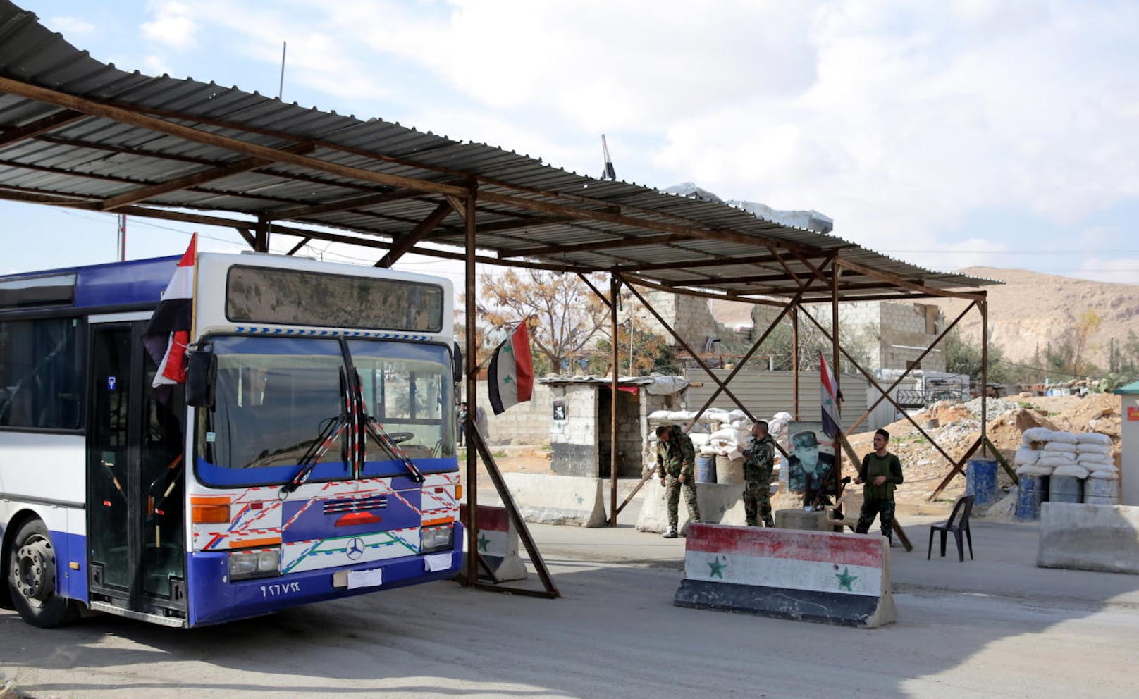 Regierungsbusse für die Evakuation von Zivilisten aus Ost-Ghouta kehren leer nach Damaskus zurück. Laut Aussagen von russischer und syrischer Seite verhindern die Islamisten in Ost-Ghouta die Evakuierung von Zivilisten.