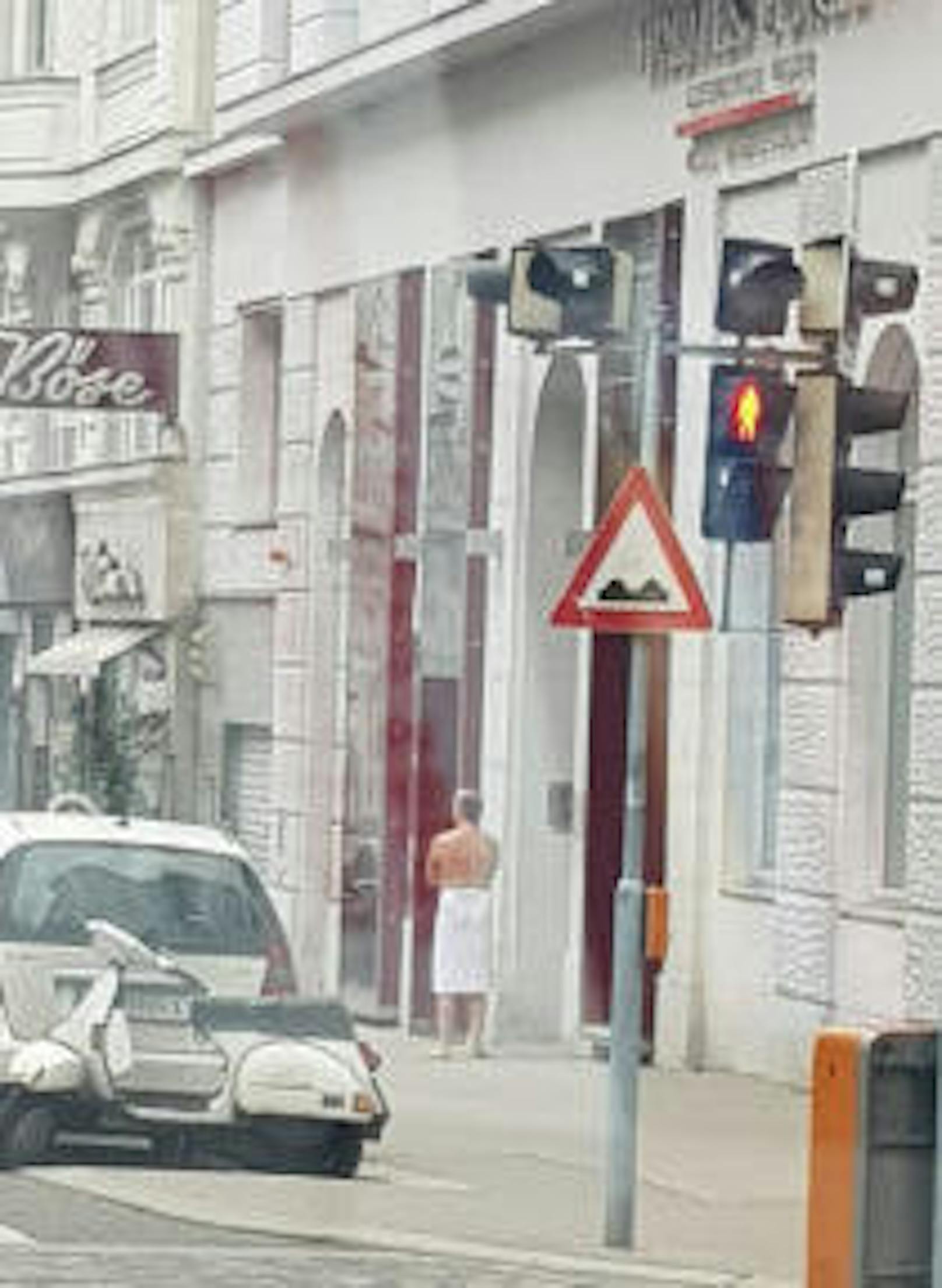 Nur mit einem Handtuch bekleidet spazierte dieser Mann vor einem Fitnessclub in Wien - und das bei eisigen Temperaturen im Jänner!