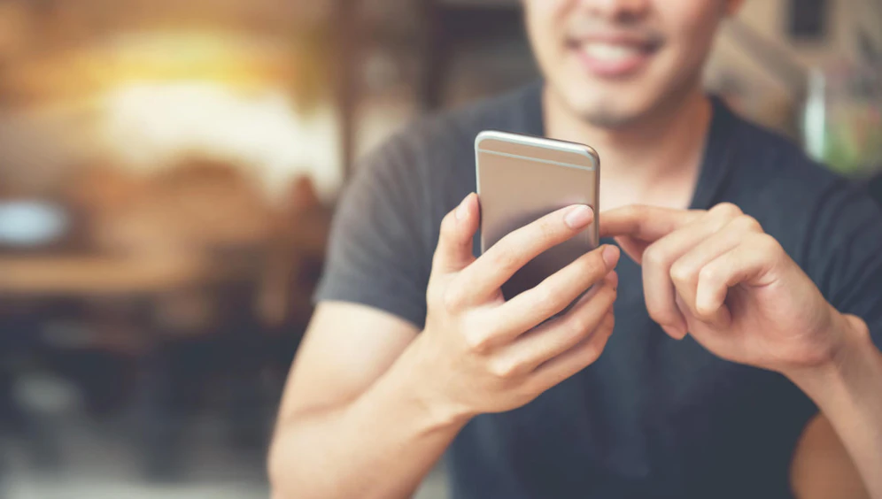 Das Smartphone ist ein ständiger Begleiter.