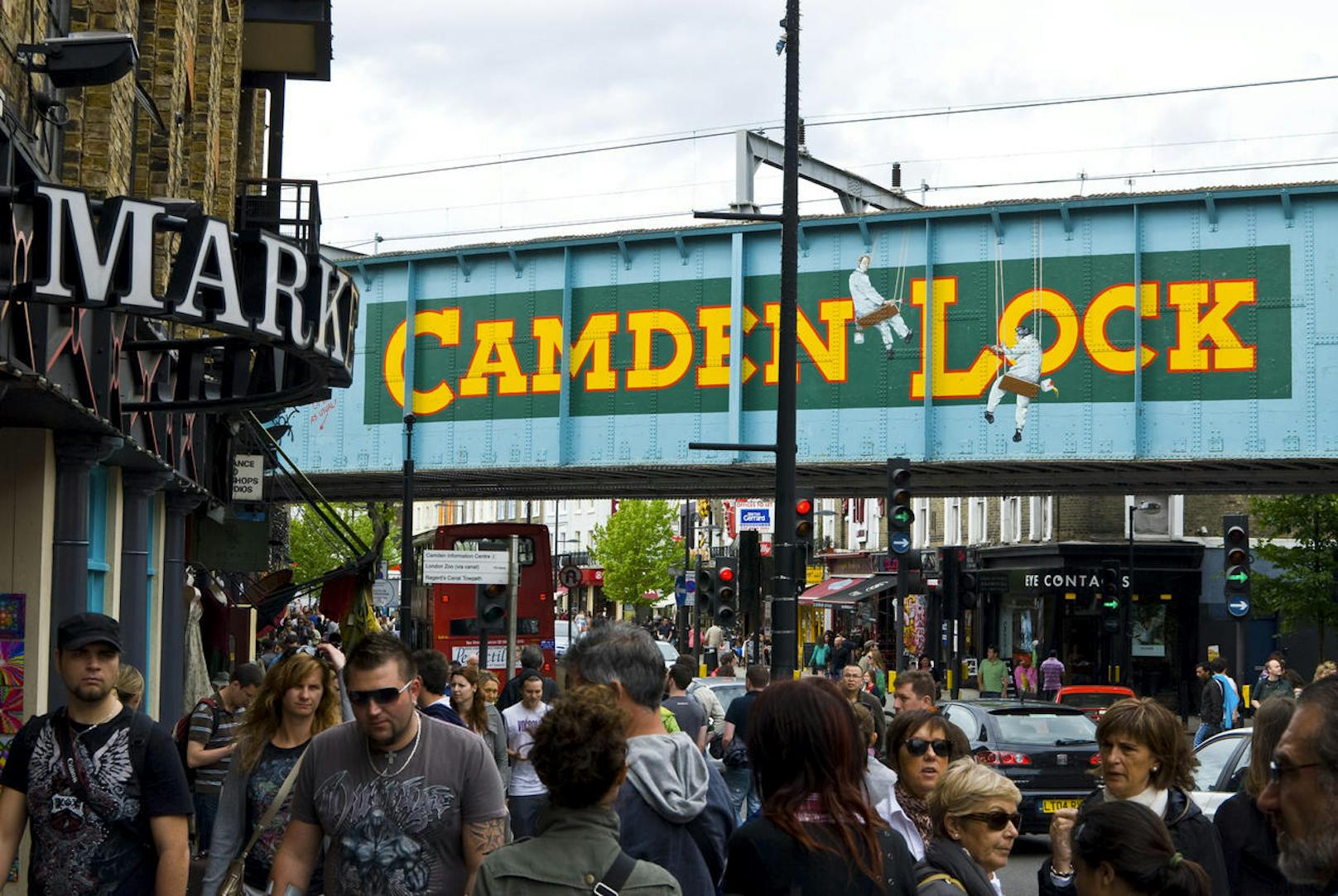 Camden Lock Market - auf dem Camden Lock Market in London kann man seit über 30 Jahren Kleidung, Möbel, Bücher usw. für wenig Geld erstehen. Wer einmal eine kleine Pause braucht kann in einem der kleinen Pubs und Restaurants das Markttreiben beobachten. U-Bahn-Stationen in unmittelbarer Nähe sind "Camden Town" und "Chalk Farm".