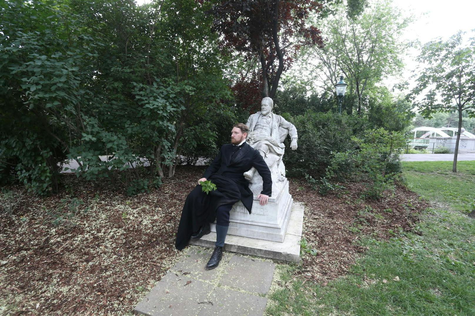 Die Statue des österreichischen Landschaftsmalers Emil Jakob Schindler ist nur eine von vielen Denkmälern im Wiener Stadtpark. Ein als Schindler verkleideter Stadt-Guide nimmt nicht dessen Pose sondern auch dessen Sichtweise an.