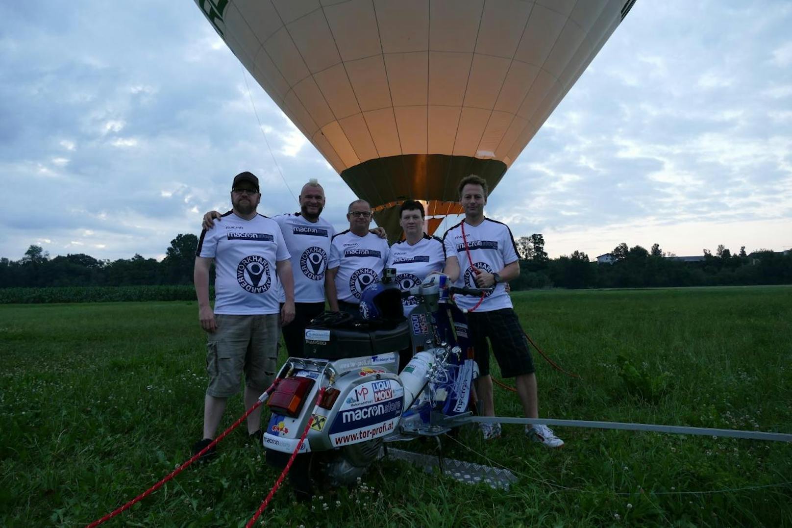 Gunter Schachermayr ließ sich mit seiner Vespa von einem Heißluftballon in die Höhe ziehen, sprang aus 6.000 Metern mit dem Fallschirm ab.