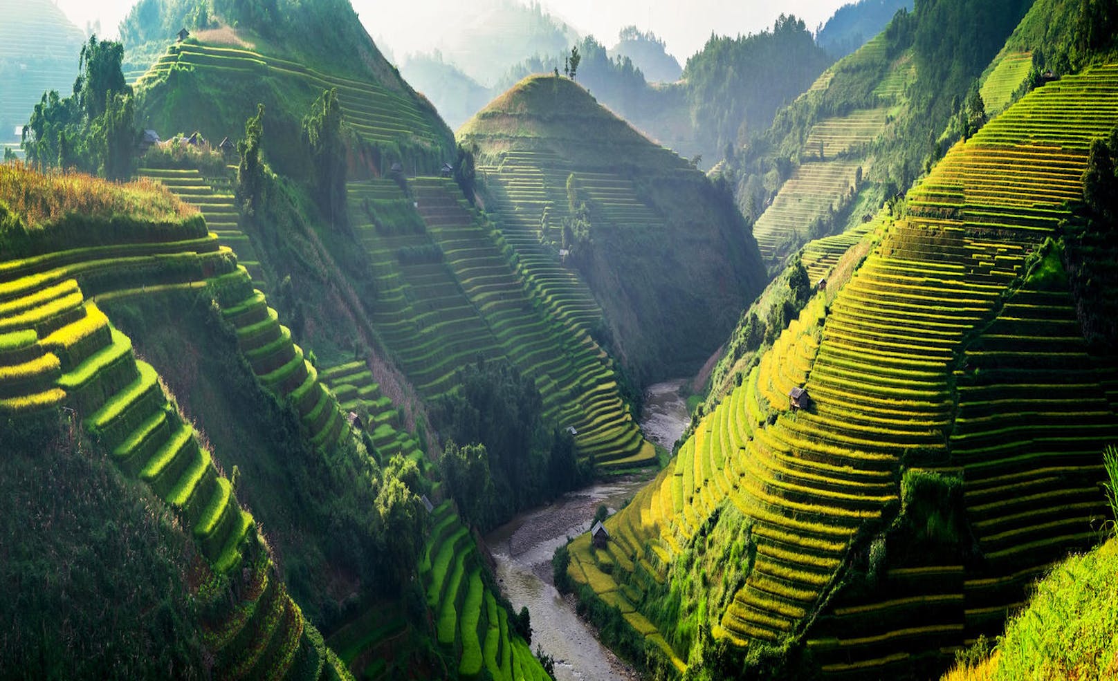 <b>Vietnam</b> ist trotz ansteigender Beliebtheit immer noch ein günstiges Reiseland mit vielen spannenden Orten. Von der Hauptstadt Hanoi bis hin zu den grünen Feldern auf denen Reis wächst hat Vietnam einfach viel zu bieten. 