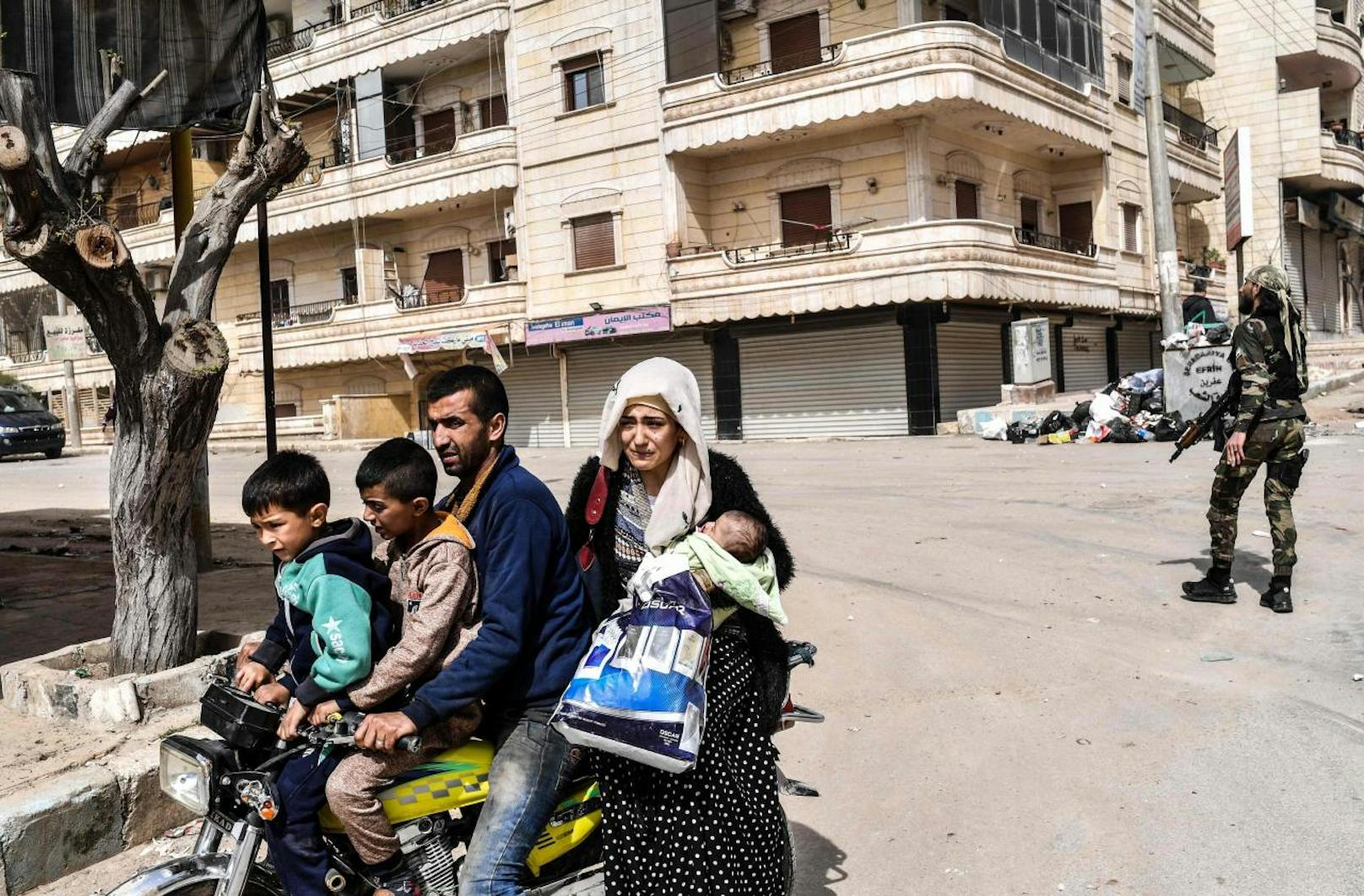 Zahlreiche Bewohner flüchteten vor Bomben und Kämpfen aus der Stadt. Viele weitere flüchteten auch vor den Drohungen der islamistischen Kämpfer.