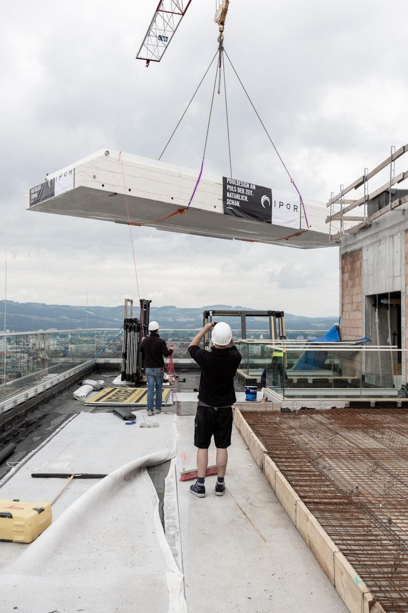 Über den Dächern von Linz entsteht dieser Pool.