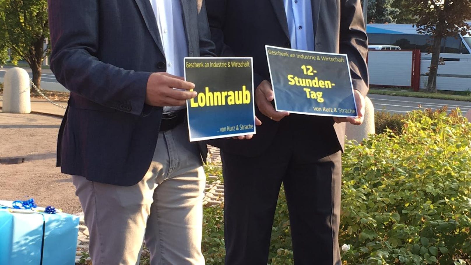 SPÖ-Bundesgeschäftsführer <b>Max Lercher</b>, die Geschäftsführerin der Bundesfrauen<b> Andrea Brunner </b>und der SPÖ-NÖ-Landesgeschäftsführer <b>Wolfgang Kocevar </b>protestieren vor KTM-Filiale in Vösendorf gegen 12-Stunden-Tag (31. August 2018).