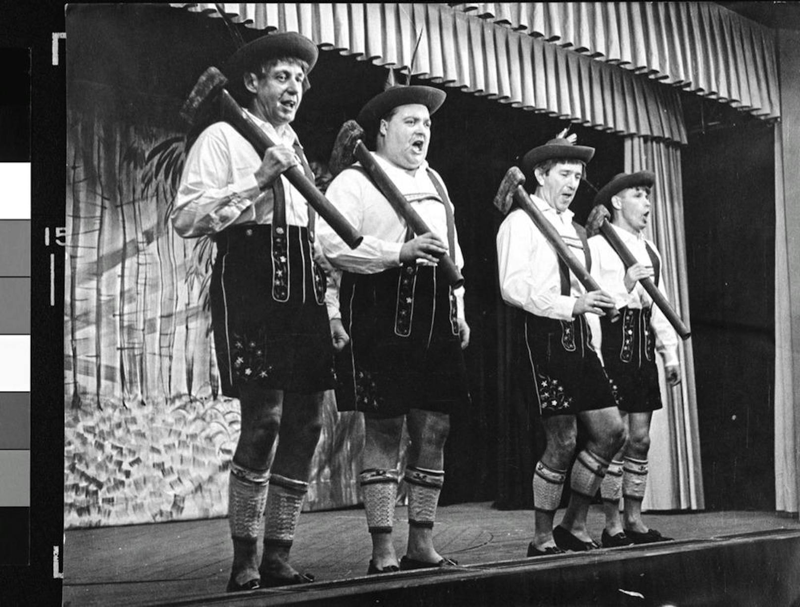 Ein Höhepunkt des Wiener Kabaretts war 1959 die Parodie "Mir san die lustigen Holzhackerbuam" im Kärntnertortheater. Im Bild (von links): Carl Merz, Helmut Qualtinger, Gerhard Bronner und Johann Sklenka.