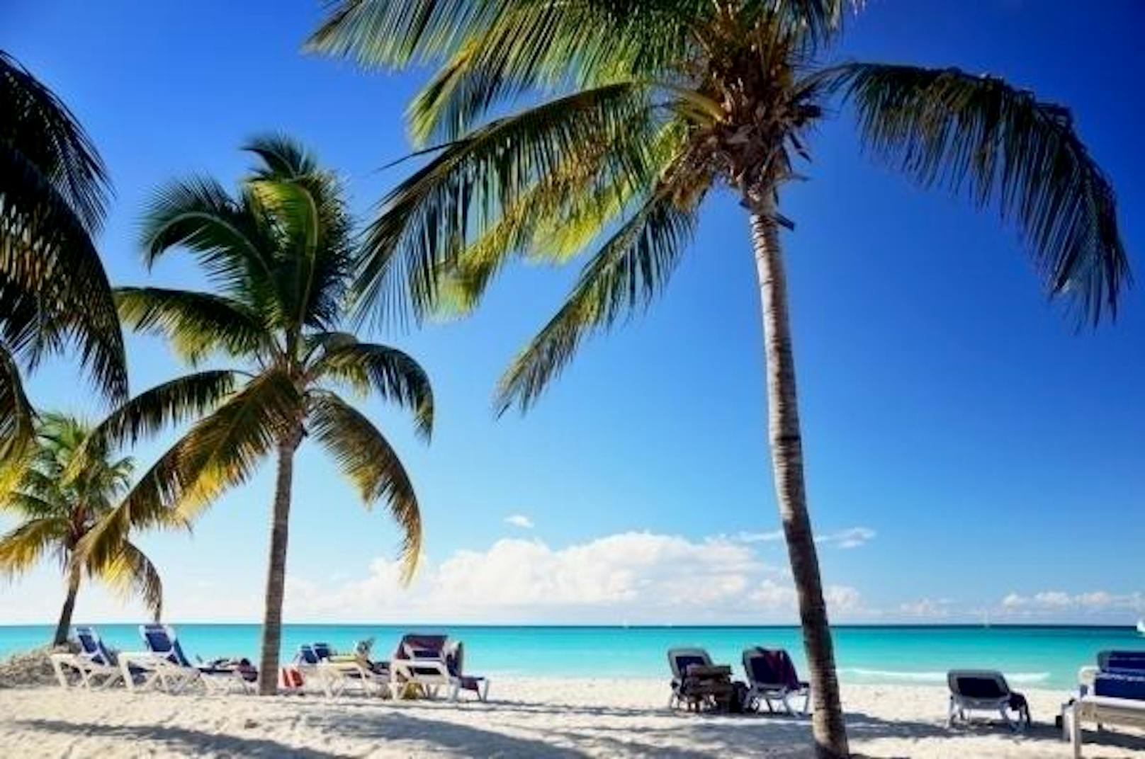 <b>Platz drei: Varadero Beach, Varadero, Kuba:</b> Die im Norden Kubas gelegene Halbinsel Varadero ragt zwölf Kilometer in die karibische See. Ganz zum Gefallen der Reisecommunity: "Kilometerlanger weißer, feiner Sandstrand mit Palmen. Türkisfarbenes Wasser, aus dem man gar nicht mehr raussteigen will. Sehr zu empfehlen!", heißt es etwa.