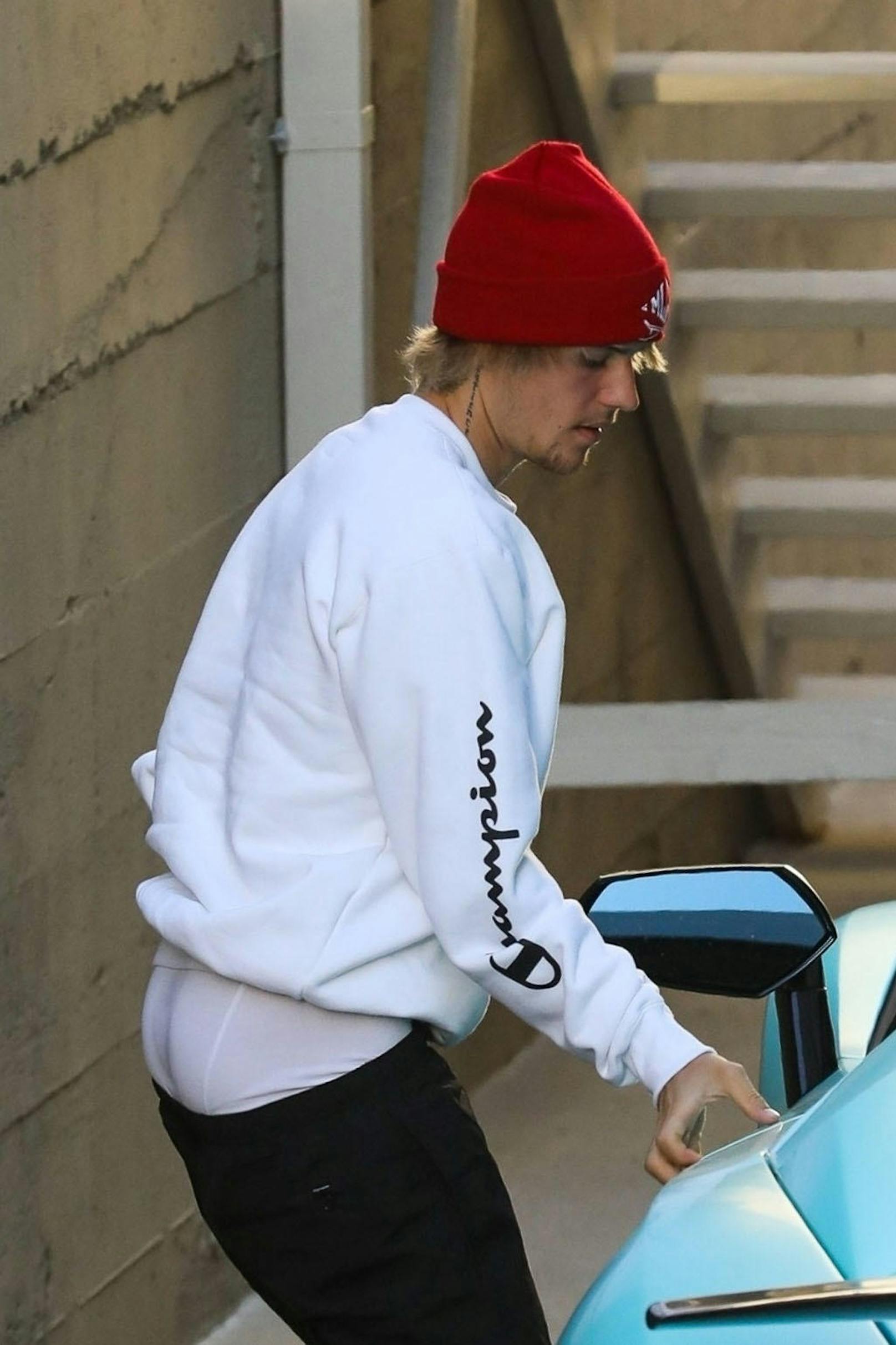 Justin Bieber auf dem Weg zur Kirche: Beim Aussteigen aus seinem hellblauen Lamborghini bewies Bieber einmal mehr, dass man Geschmack nicht kaufen kann 