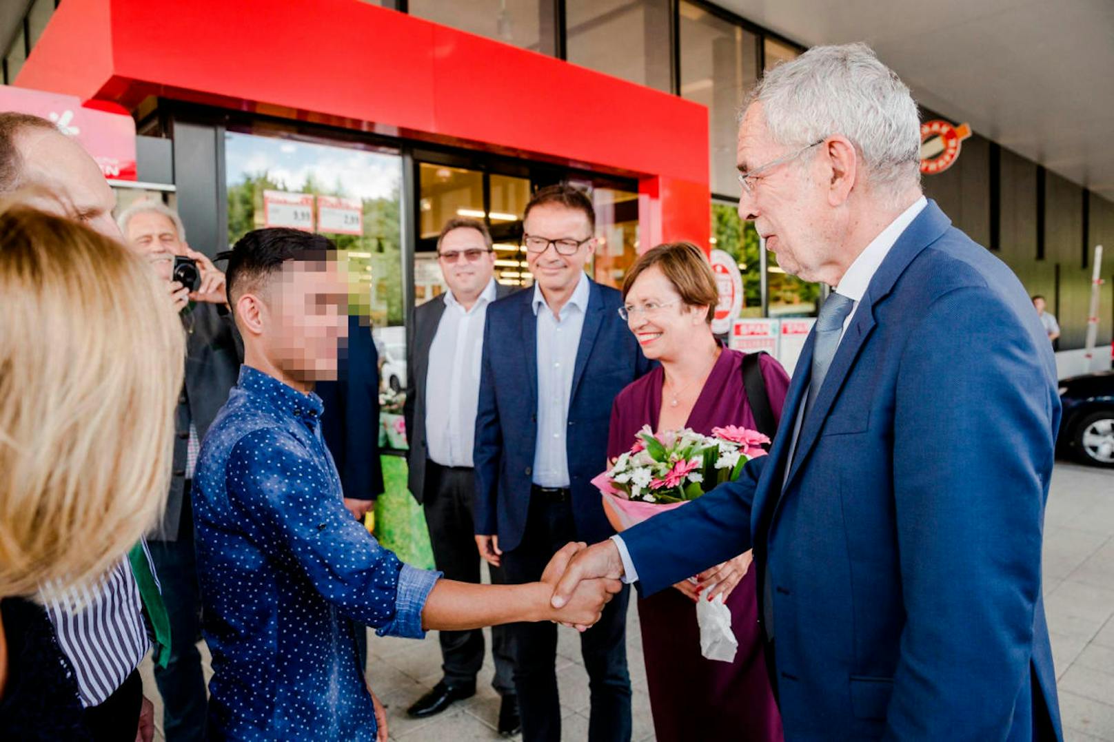 Bundespräsident Alexander Van der Bellen besuchte den von der Abschiebung bedrohten Musterlehrling am 14. August in einem Supermarkt in Neumarkt im Hausruckkreis, Oberösterreich.