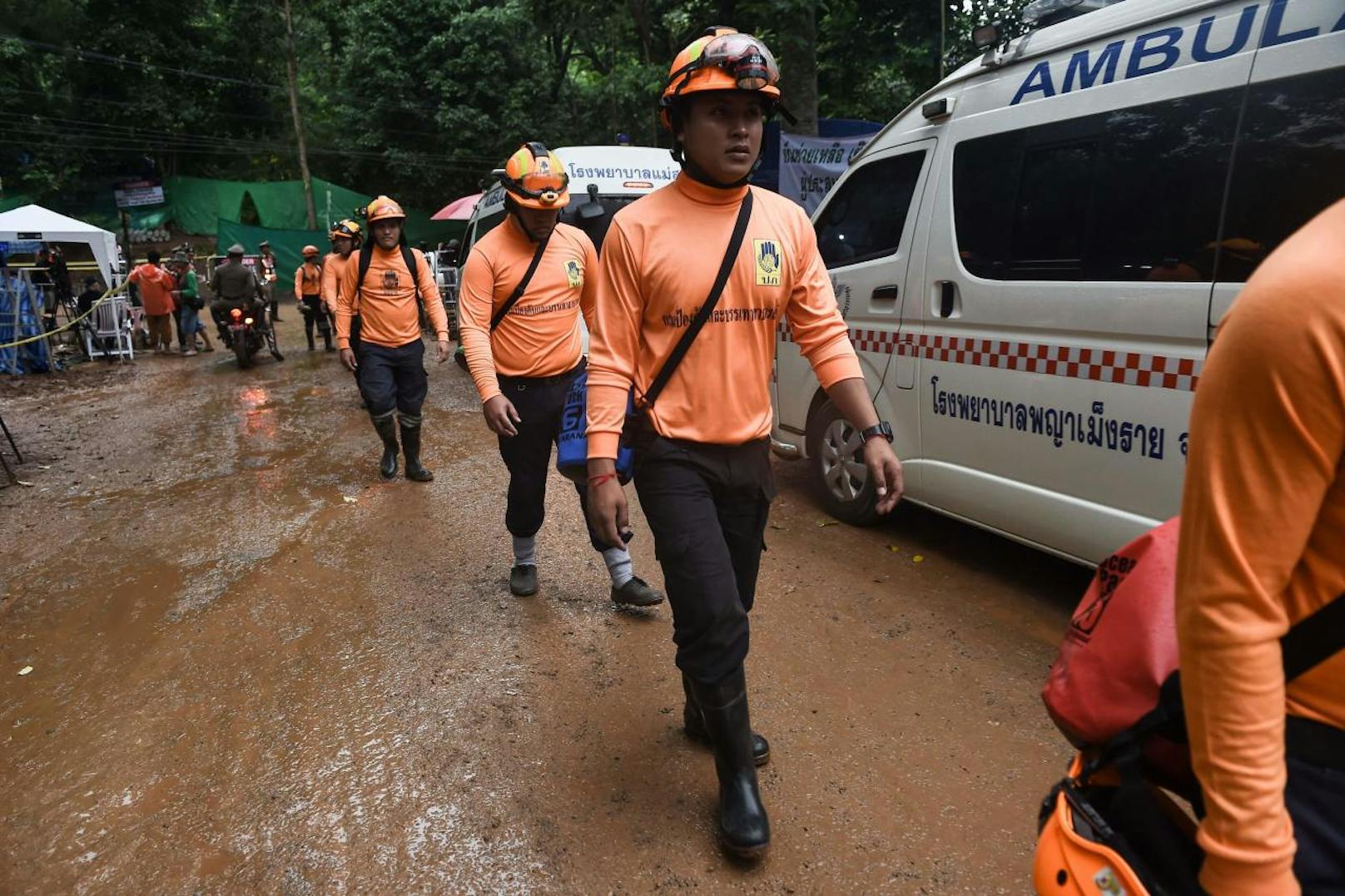 Rettungstaucher aus mehreren Ländern sowie eine Spezialeinheit der thailändischen Marine haben mit der Rettung der zwölf Burschen und ihres Fußballtrainers aus einer Höhle in Thailand begonnen. Die Rettung wird mehrere Tage dauern. 