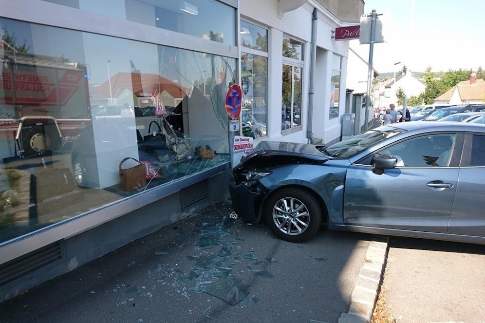 Der Pkw krachte in die Auslage. (Symbolfoto)