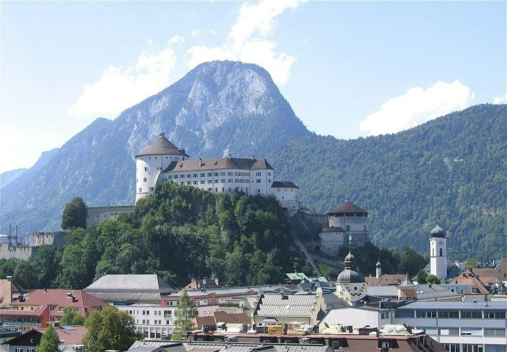 Vom "Elfenhain" Wandersteig hat man einen ähnlichen Blick auf die im Tal liegende Festung Kufstein.