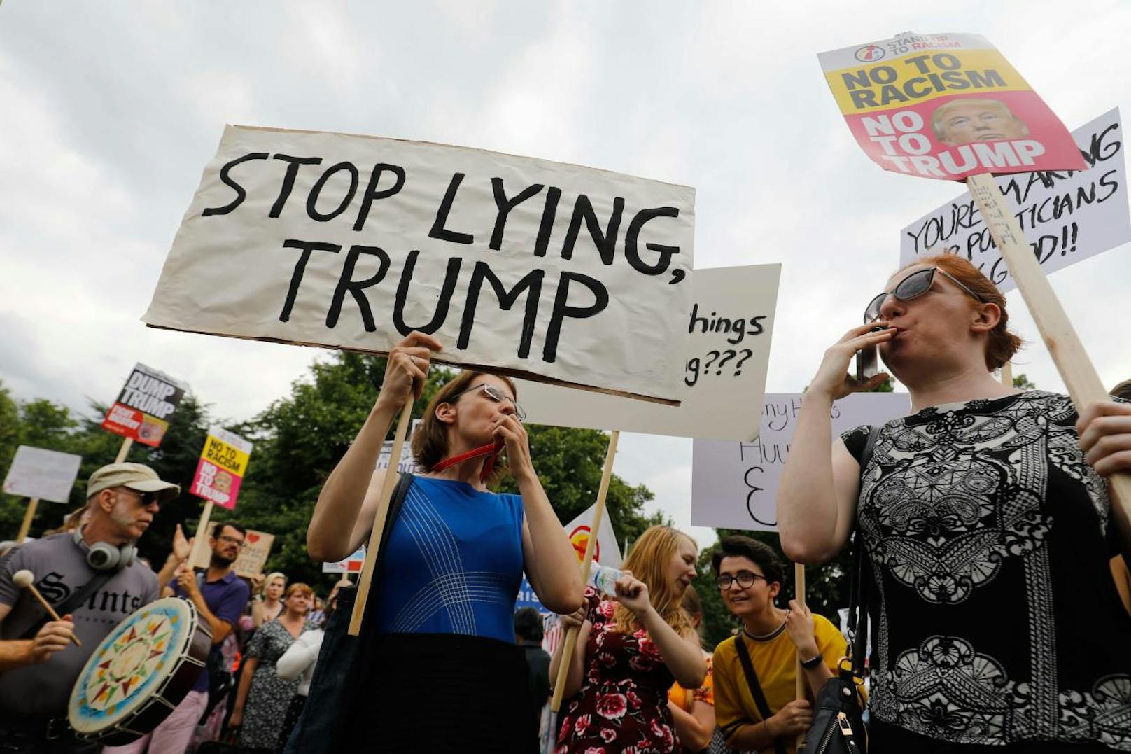 Vor der US-Botschaft in London hatten sich mehrere Dutzend Demonstranten versammelt um gegen Donald Trump zu protestieren (12. Juli 2018).