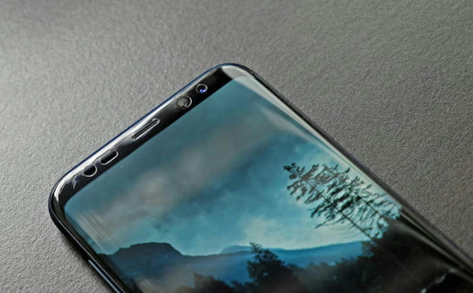 Das Samsung Galaxy S8 konnte die Fans auch wegen des großartigen Displays überzeugen. Anfang 2018 soll der Nachfolger enthüllt werden. Optisch soll sich das neue Modell nur geringfügig von seinem Vorgänger unterscheiden.