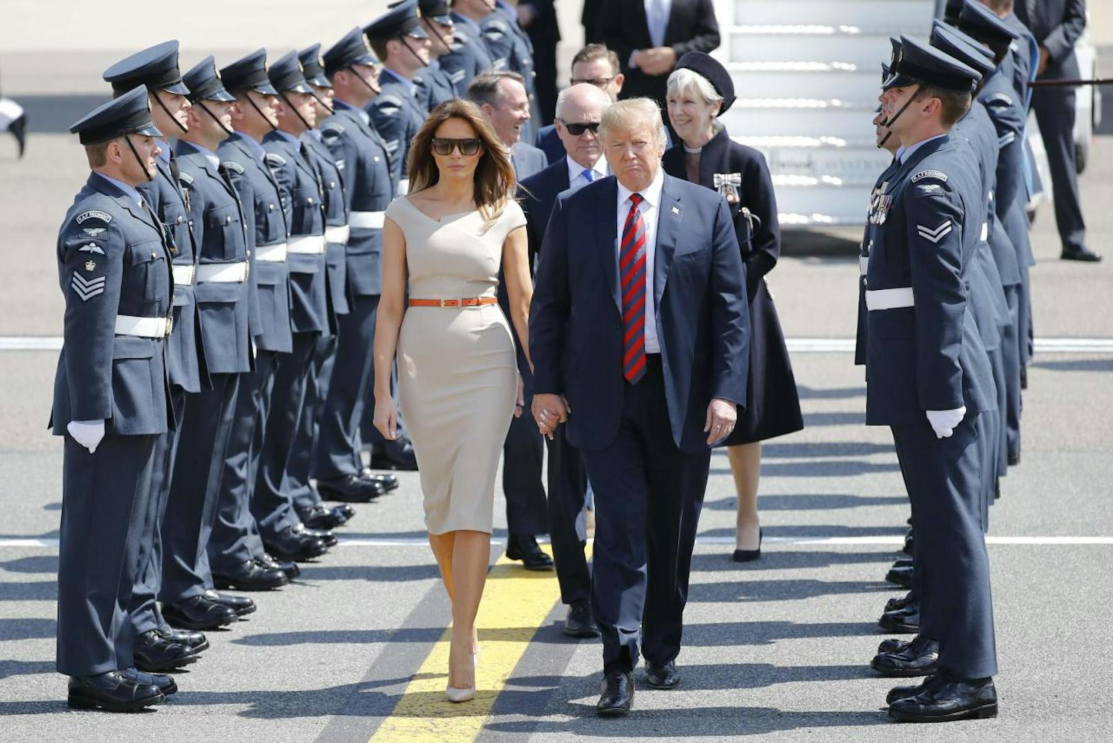 Der US-Präsident und seine Frau bei der Ankunft am Flughafen London-Stansted (12. Juli 2018).