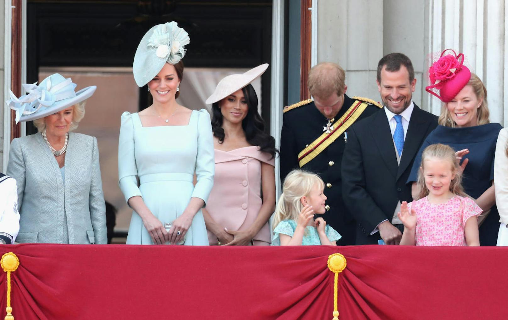 In diesem Jahr wählte die dreifache Mutter ein hellblaues Kleid mit passendem Hut erneut aus dem Modehaus Alexander McQueen.