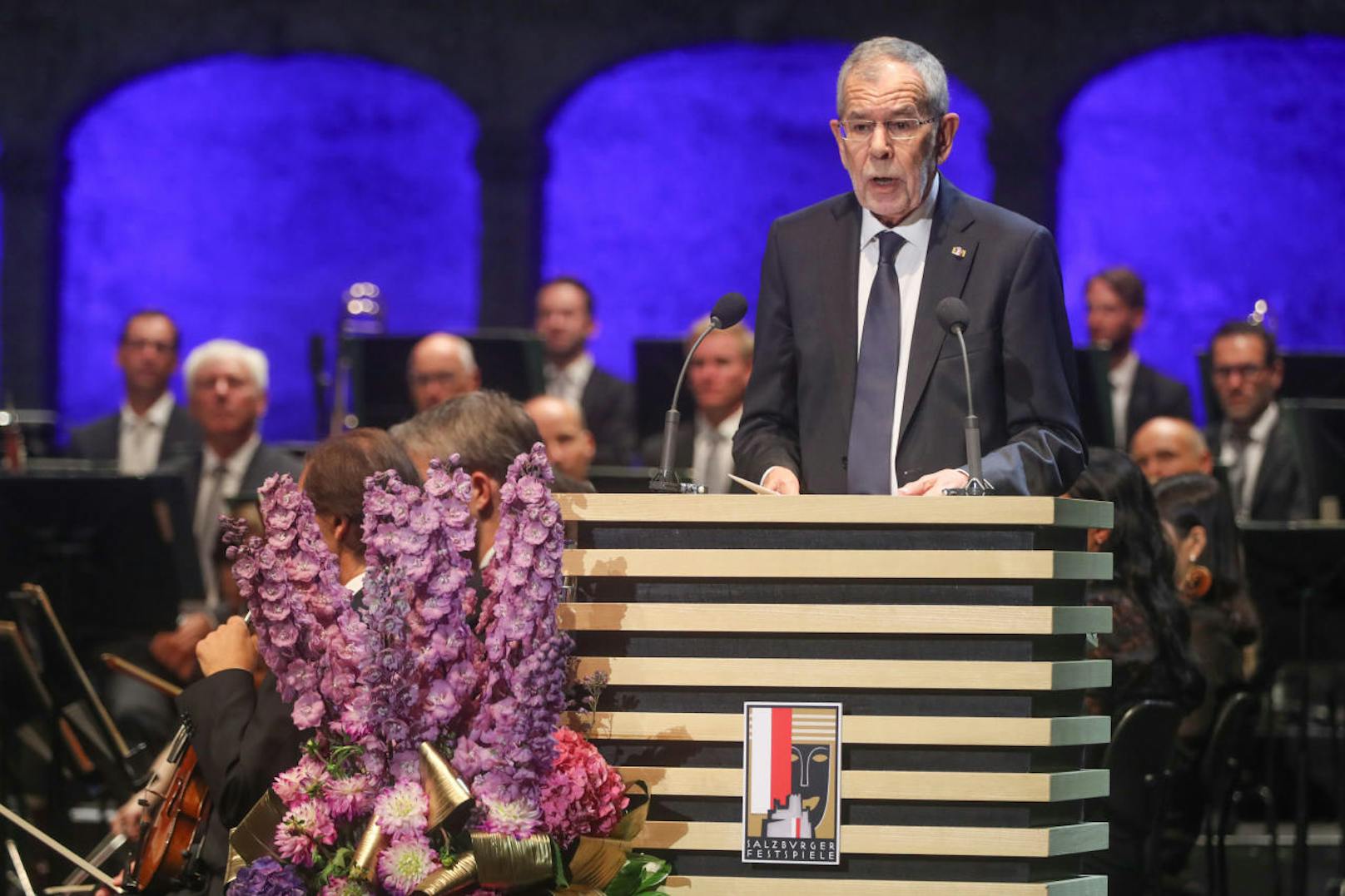 Bundespräsident Alexander Van der Bellen hat am Freitagnachmittag die diesjährigen Salzburger Festspiele feierlich eröffnet - mit wunderbarem Wetter und einem energischen Appell für die Europäische Union.