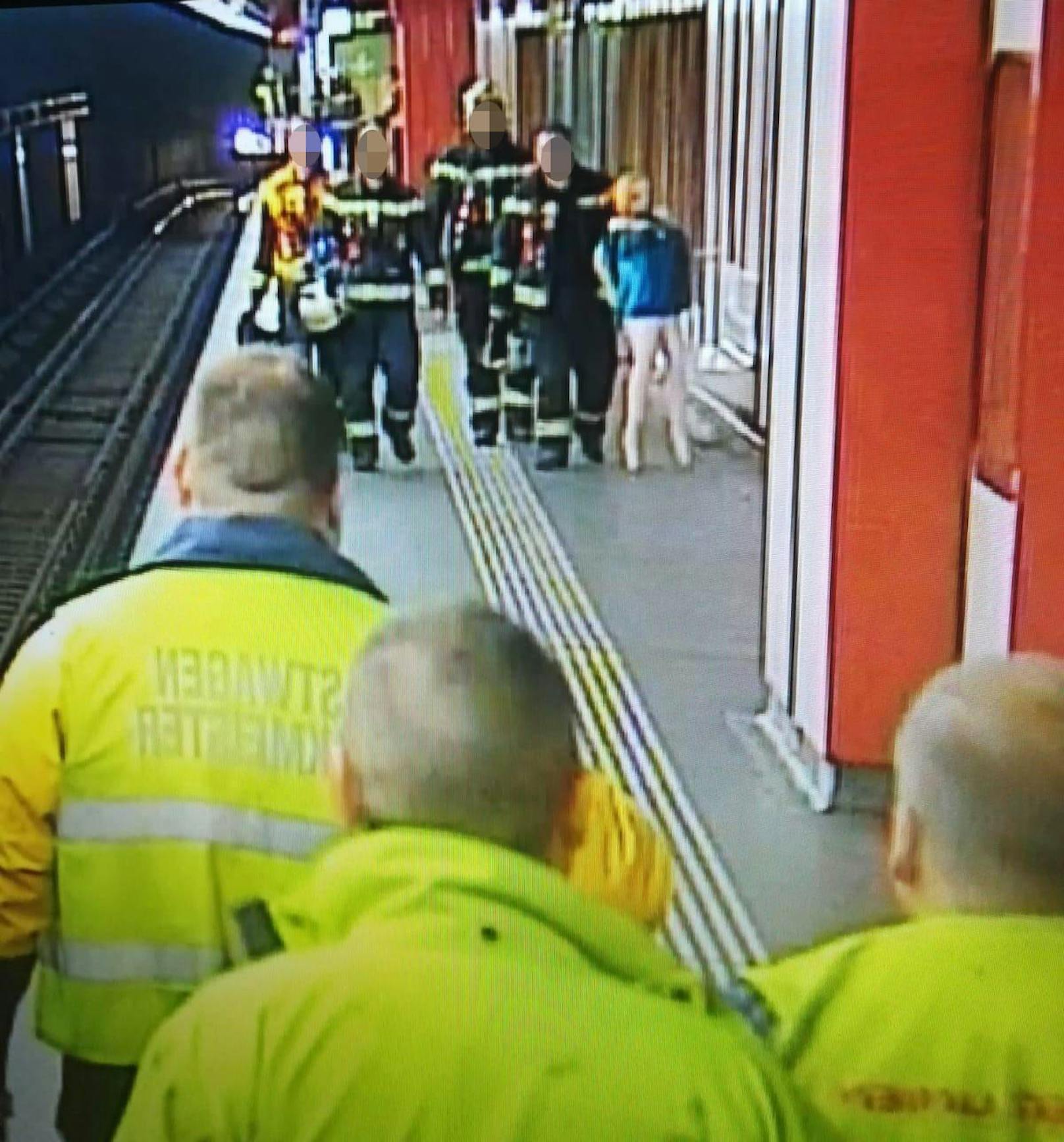 "Rettungsaktion" am Freitagabend in der Wiener U-Bahn.  