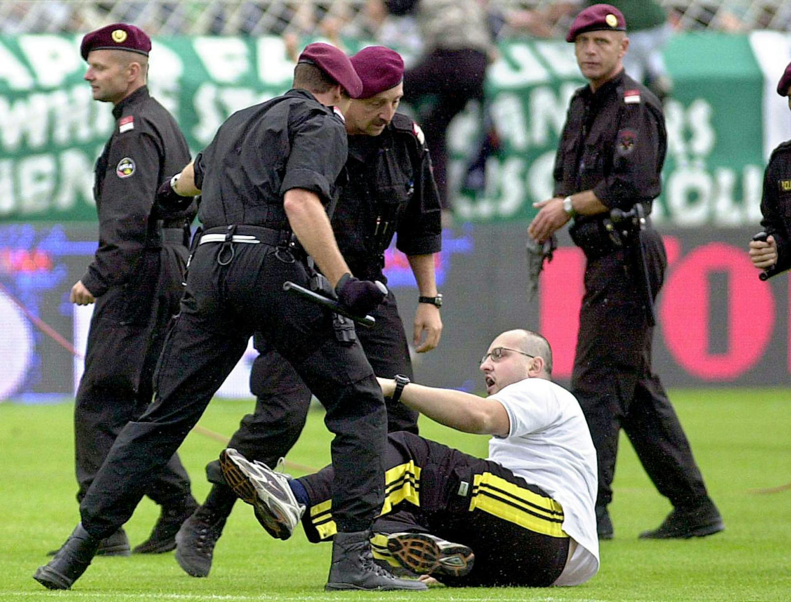 5. August 2001: Beim Spiel zwischen Rapid und dem GAK (0:4) starteten rund 50 unzufriedene Fans einen Sitzstreik auf dem Spielfeld, riefen lautstark: "Wir wollen unser Geld zurück." Die Einsatzkräfte konnten den Protest nach wenigen Minuten auflösen.