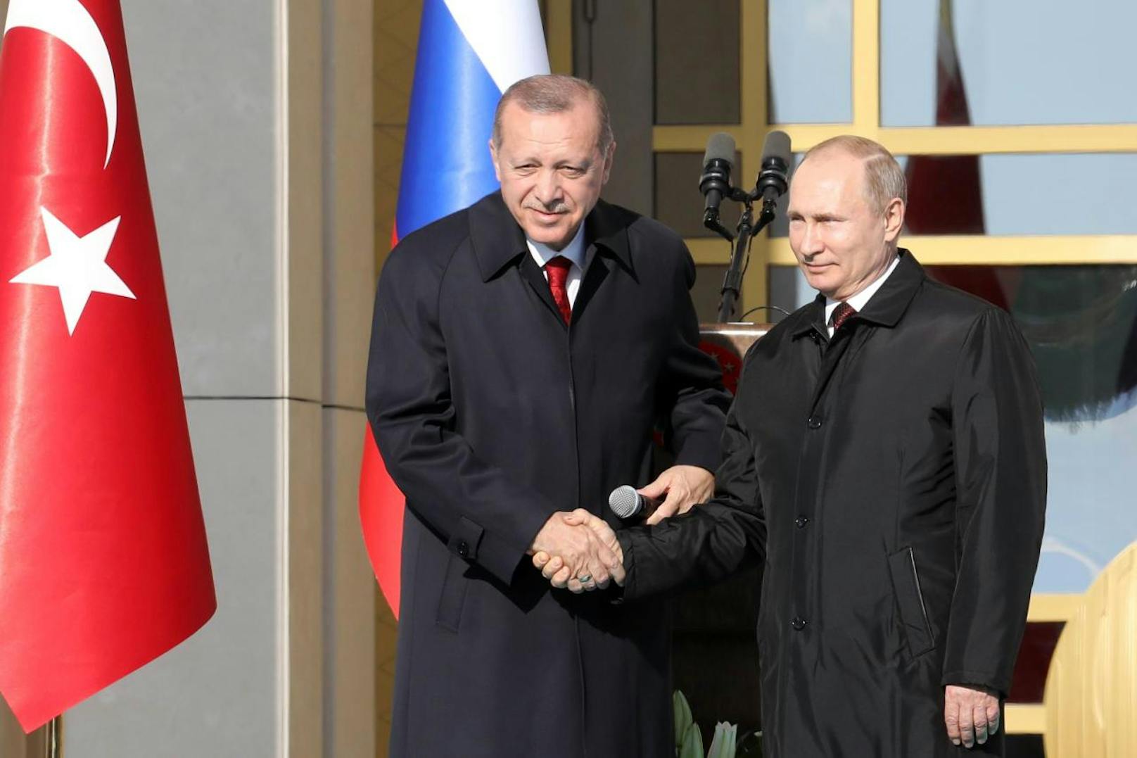 Erdogan würdigte das russisch-türkische Projekt als historischen Moment in den Beziehungen zwischen den beiden Ländern. Federführend bei der Errichtung des Atomkraftwerks Akkuyu an der Mittelmeerküste ist der staatliche russische Konzern Rosatom.