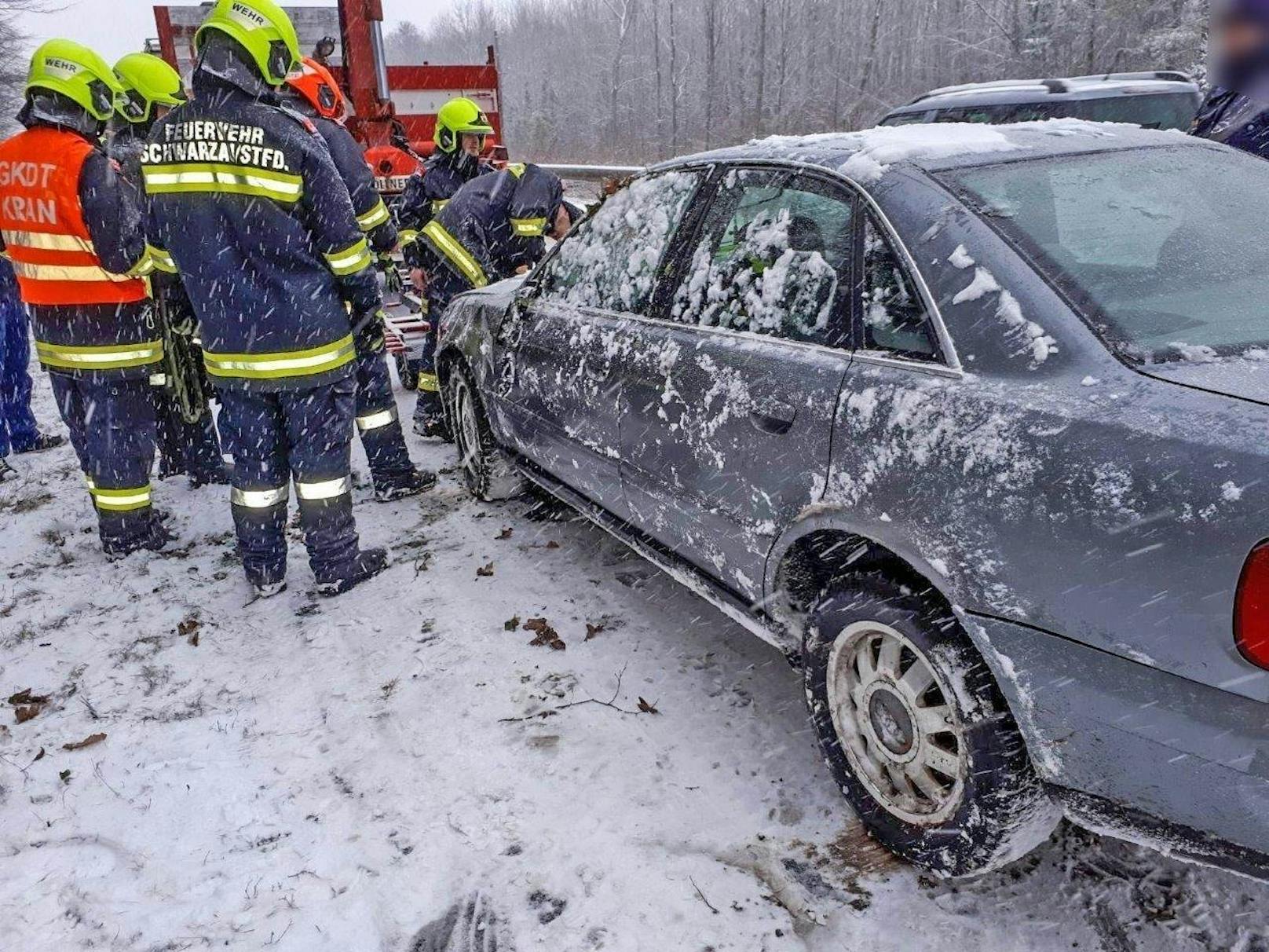 Neuschnee führt zu Verkehrsunfall in Schwarzau am Steinfeld