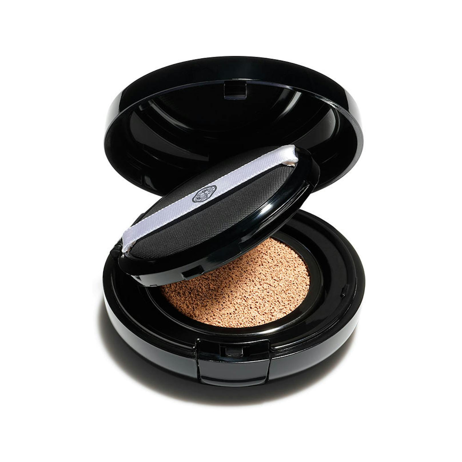Um ein wenig mit der Bräune nachzuhelfen, bietet Shiseido den "Synchro Skin Cushion Compact Bronzer". Er hat eine Feuchtigkeitsformel, der die Haut nicht austrocknen lässt und somit besser als Puder wirkt. (Foto: Shiseido) 
