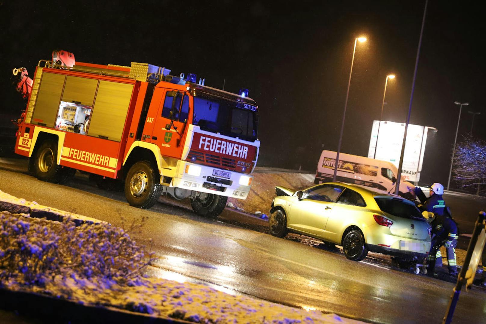 In Sattledt ereigneten sich aufgrund des Wintereinbruchs gleich zwei Unfälle an einem Abend.
