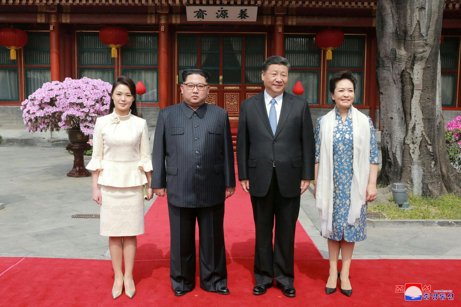 Chinas Staatspräsident Xi Jingpin und seine Ehefrau Peng Liyuan (re.) mit Nordkoreas Staatschef Kim Jong-un und Ehefrau Ri Sol-ju