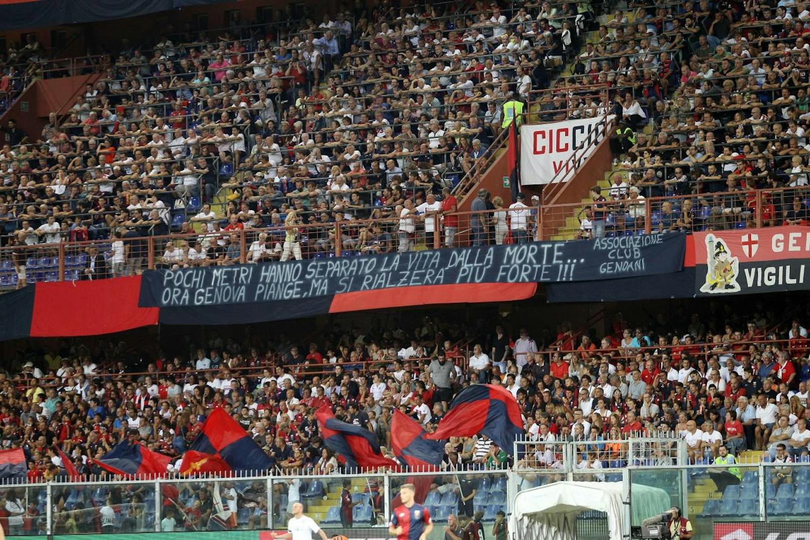 Die Fans bleiben 43 Minuten still, obwohl CFC Genua in dieser Zeit zwei Tore schießt.