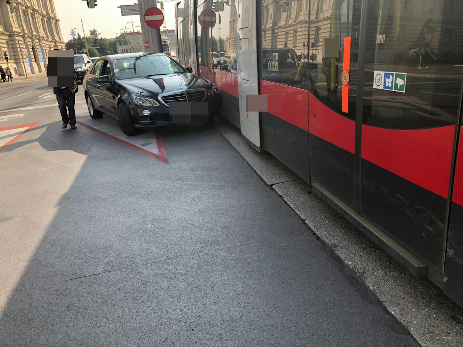 Am Schwarzenbergplatz kollidierte ein Mercedes mit Diplomatenkennzeichen mit einer Wiener Straßenbahn.