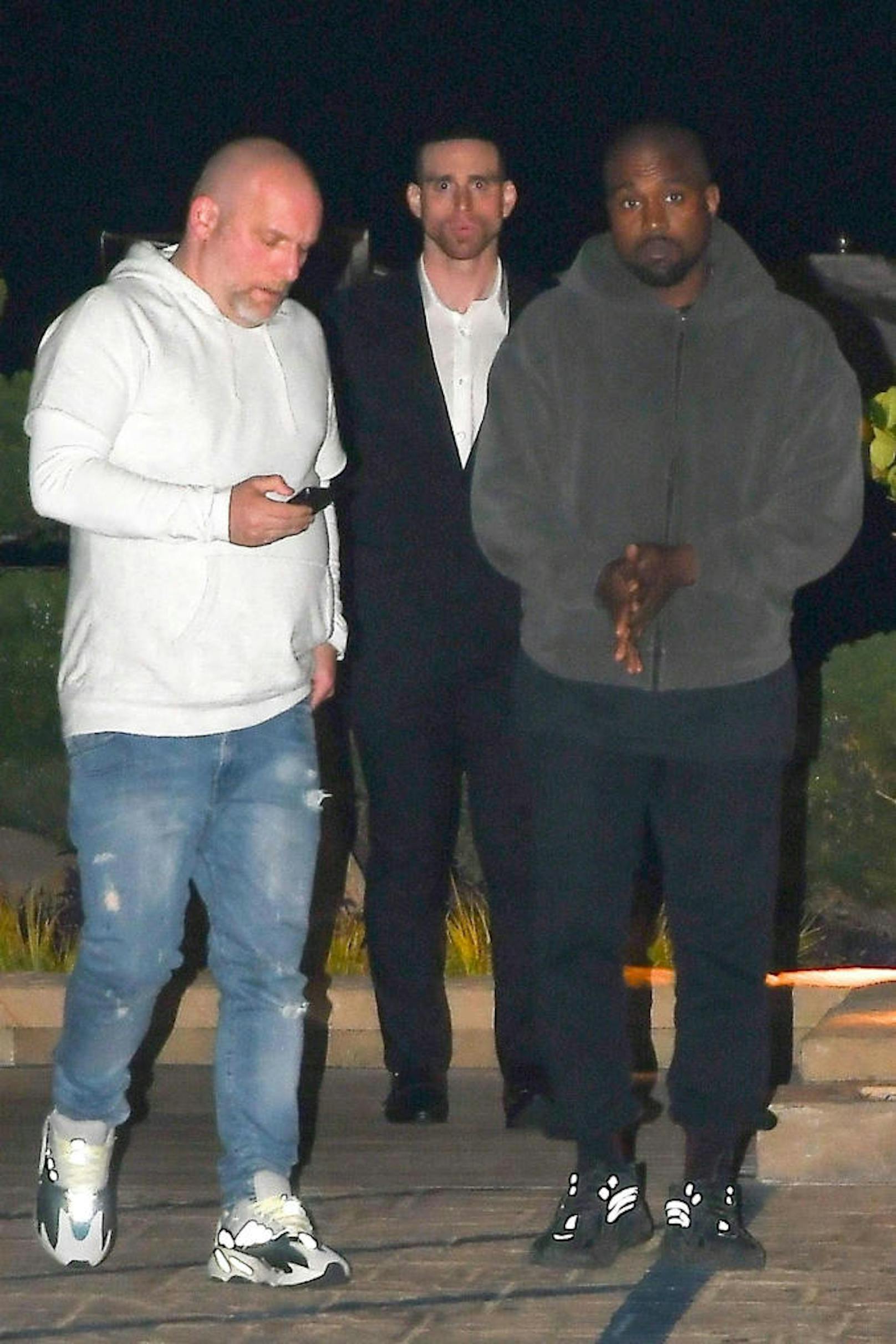 01.05.2018: Kanye West traut sich nicht mehr ohne Bodyguards aus dem Haus. Der Grund: Rapperkollege Daz Dillinger hat eine Straßengang dazu aufgefordert, Kanye West fertig zu machen.