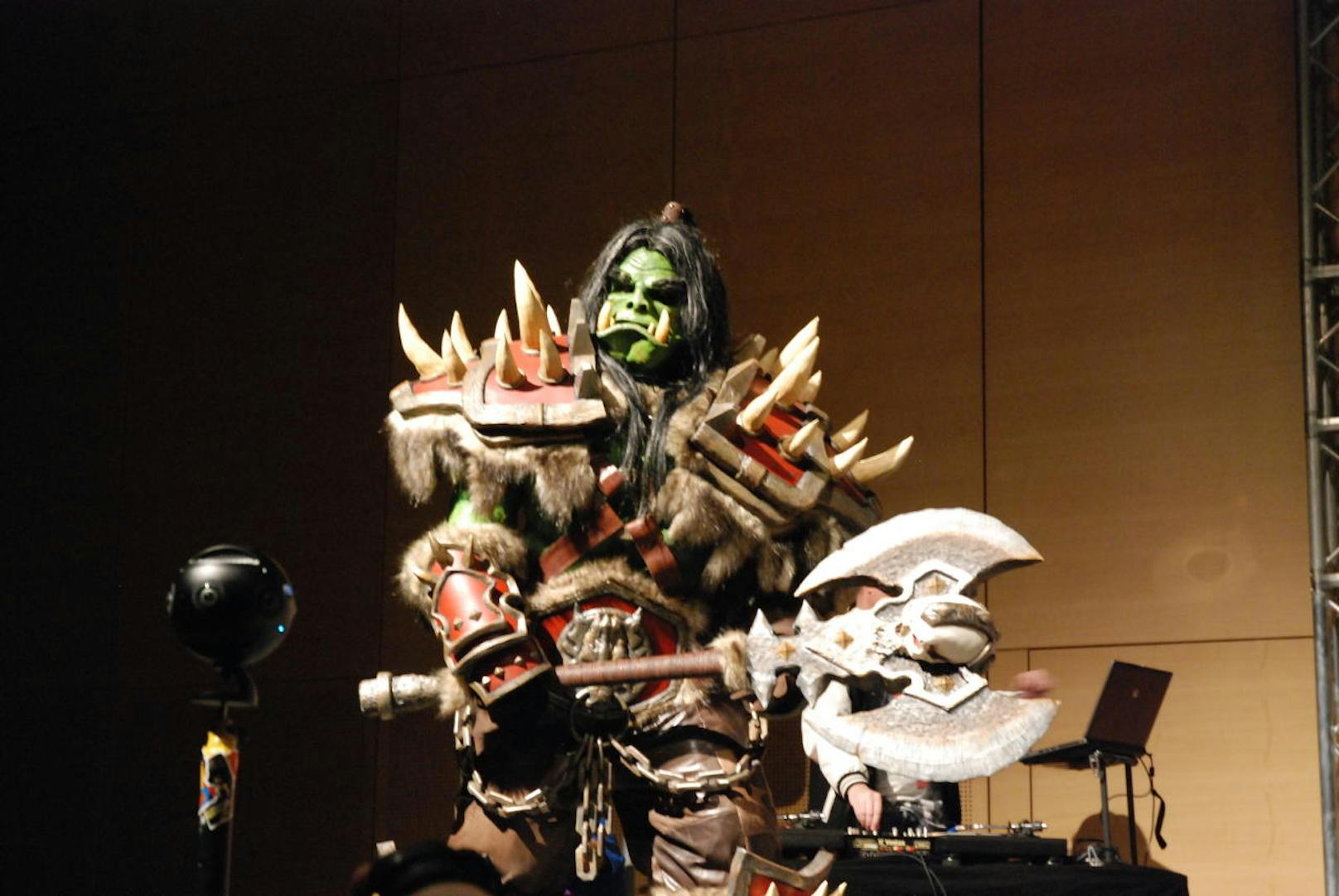 Bei Garage Inc war jedes Detail, von den Zähnen bis zur Axt, beeindruckend. 

Ein Ork (männlich) aus Warcraft
Cosplayer: Garage Inc
Kategorie FX