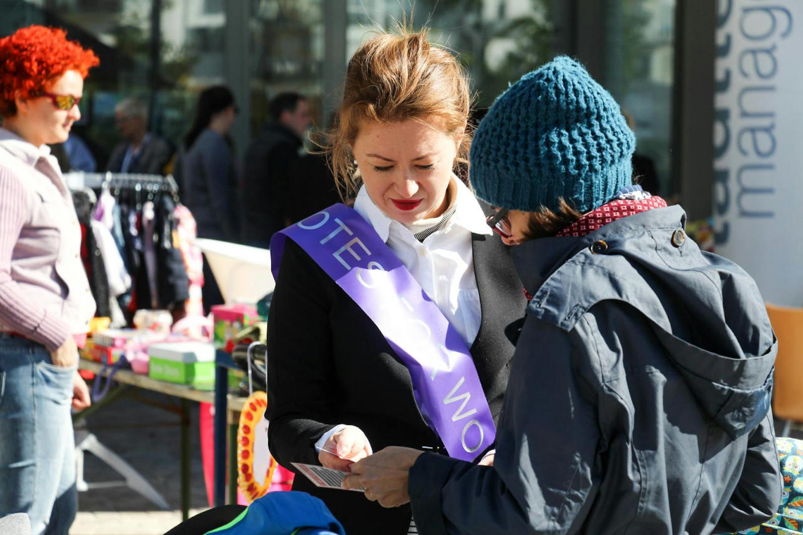 Suffragetten waren in Wien unterwegs: Die Frauen der Jungen Generation der SPÖ Wien warben für das Frauenvolksbegehren, das von 1. bis 8. Oktober aufliegt. Und: Sie erinnerten daran, dass in Österreich heuer 100 Jahre Frauenwahlrecht gefeiert werden.