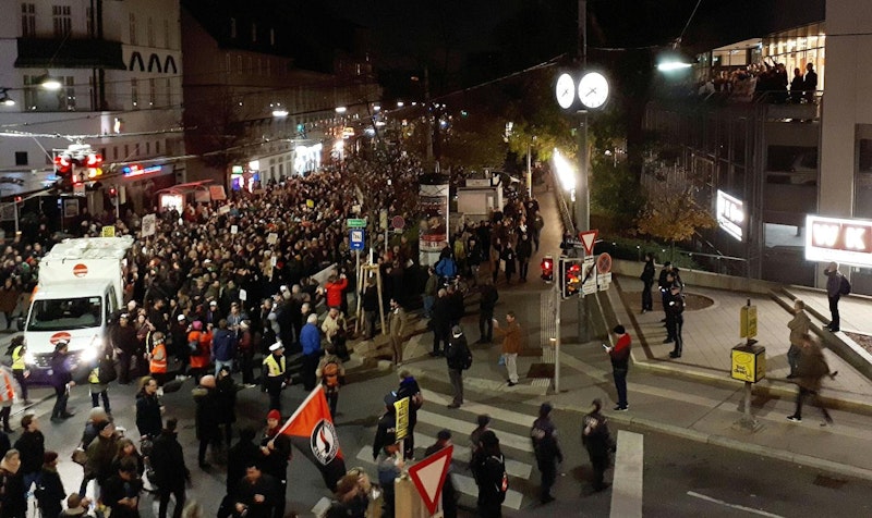 Die Wiener Donnerstagsdemo - eine Protestveranstaltung gegen die ÖVP-FPÖ-Regierung bei ihrem Protestzug vor die Wirtschaftskammer in Wien-Wieden. (Nov. 18)