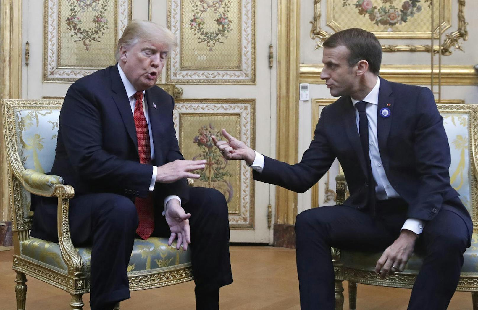 Macron zeigte Gnade und ließ Trumps Hand anschließend los.