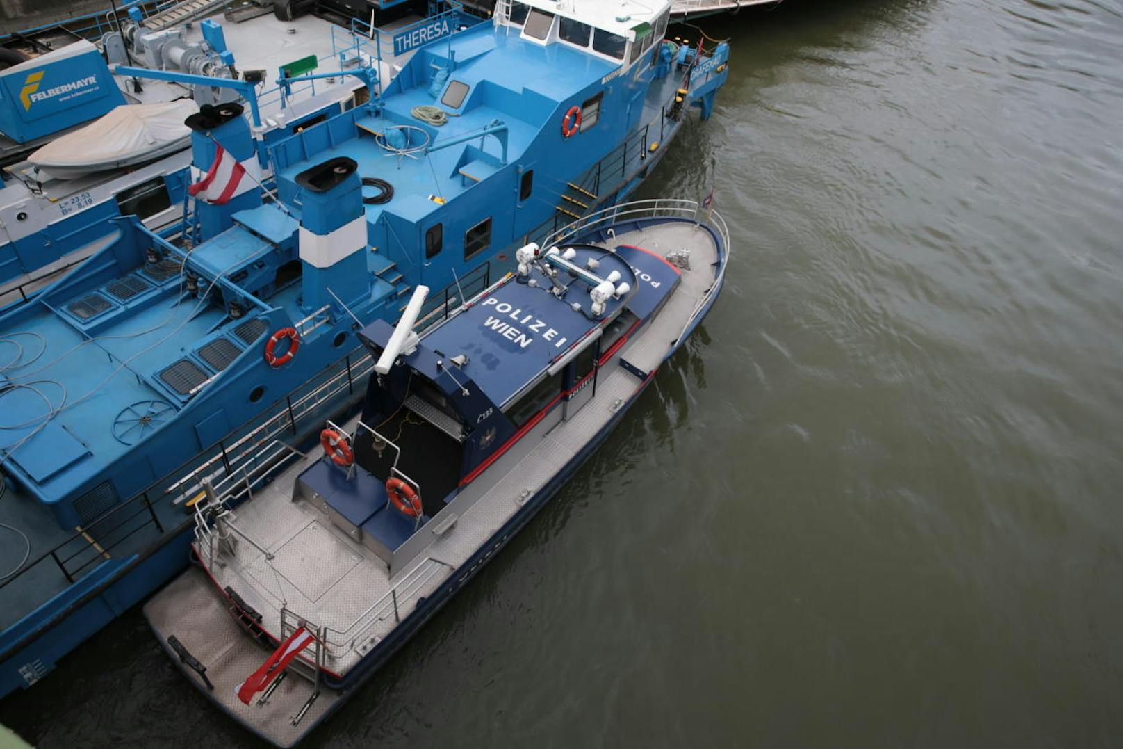 Auch ein Polizeiboot begleitet den Abtransport am Donaukanal.