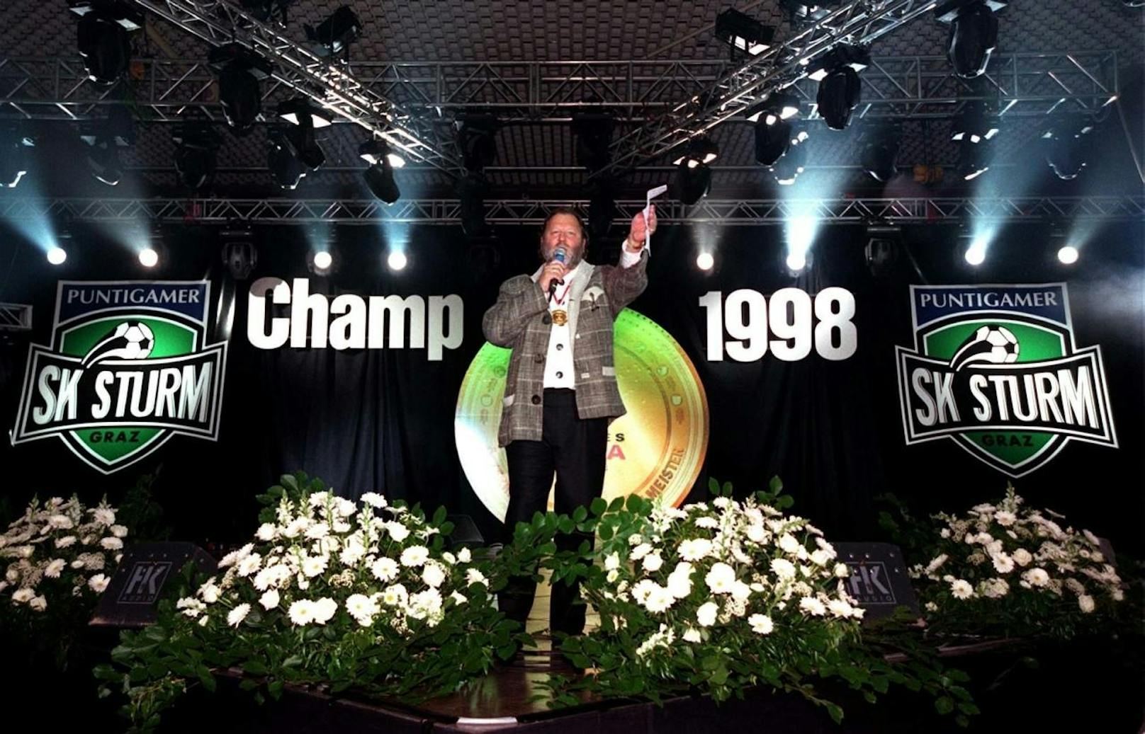 Hannes Kartnig feiert die Sturm-Champions.